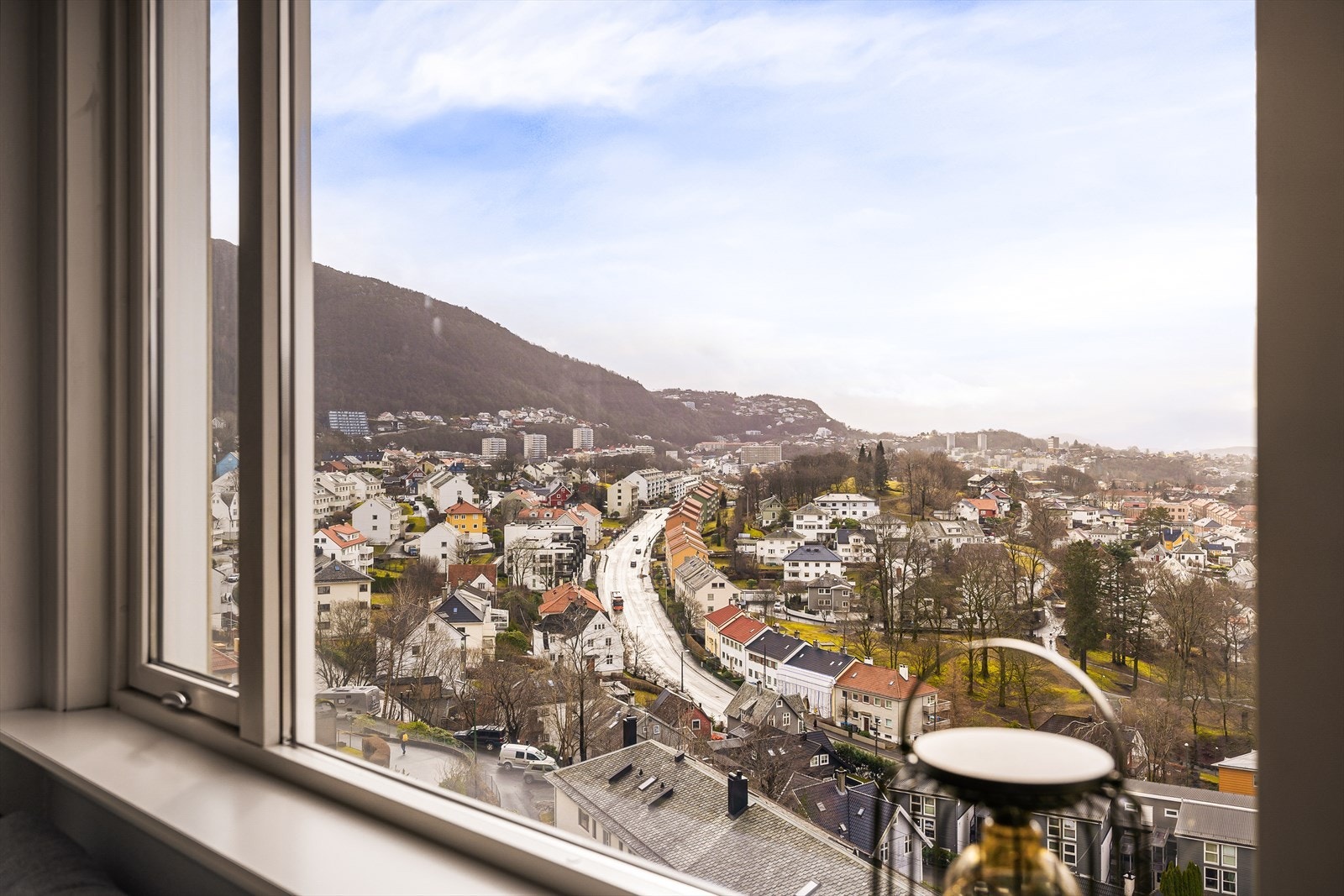Fra leiligheten er det utsikt over Bergensdalen med omkringliggende områder. Galleribilde