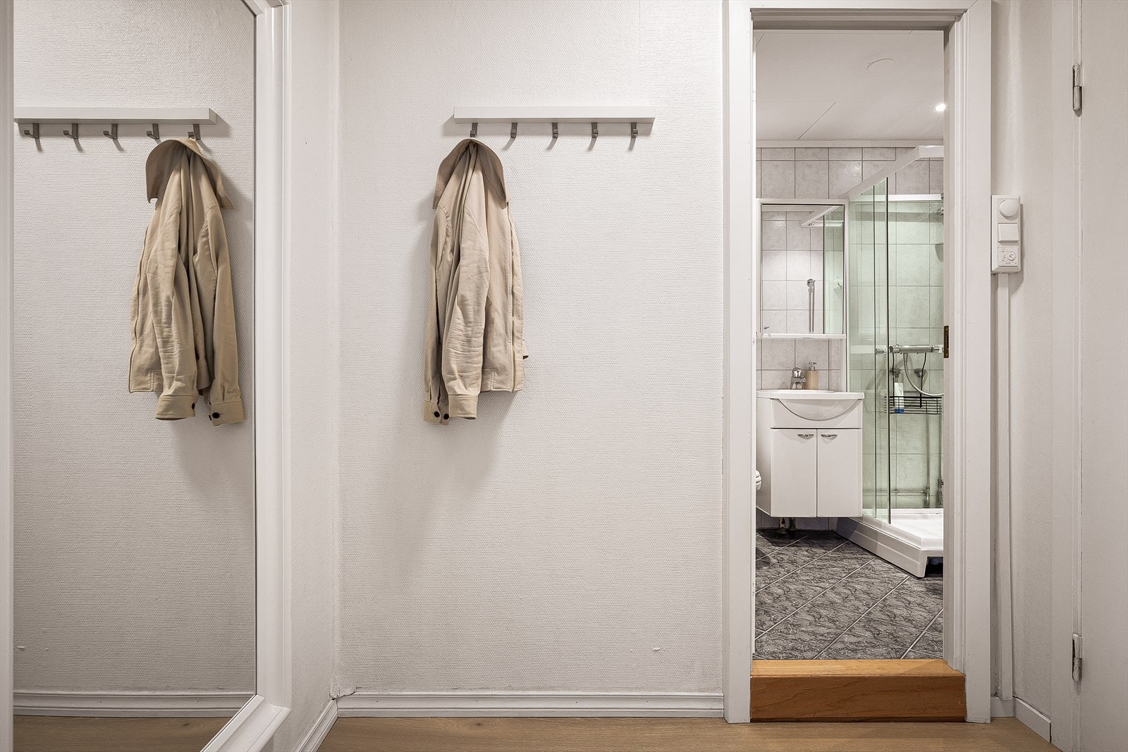 Fra entrè er det også inngang til boligens bad. Galleribilde