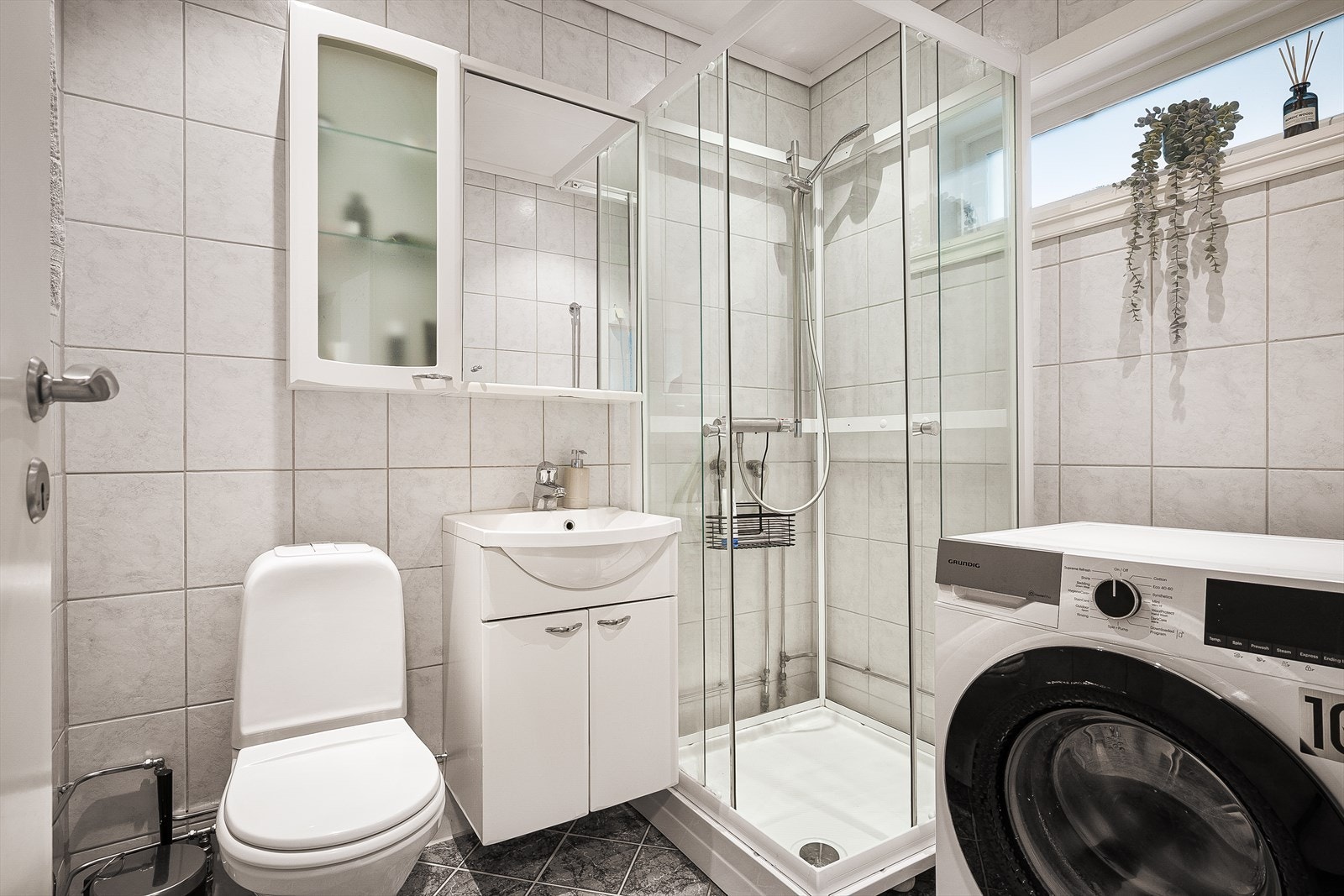 Bad på 3,5m² med keramiske fliser på gulv med underliggende varmekabler og keramiske fliser på vegger. Galleribilde