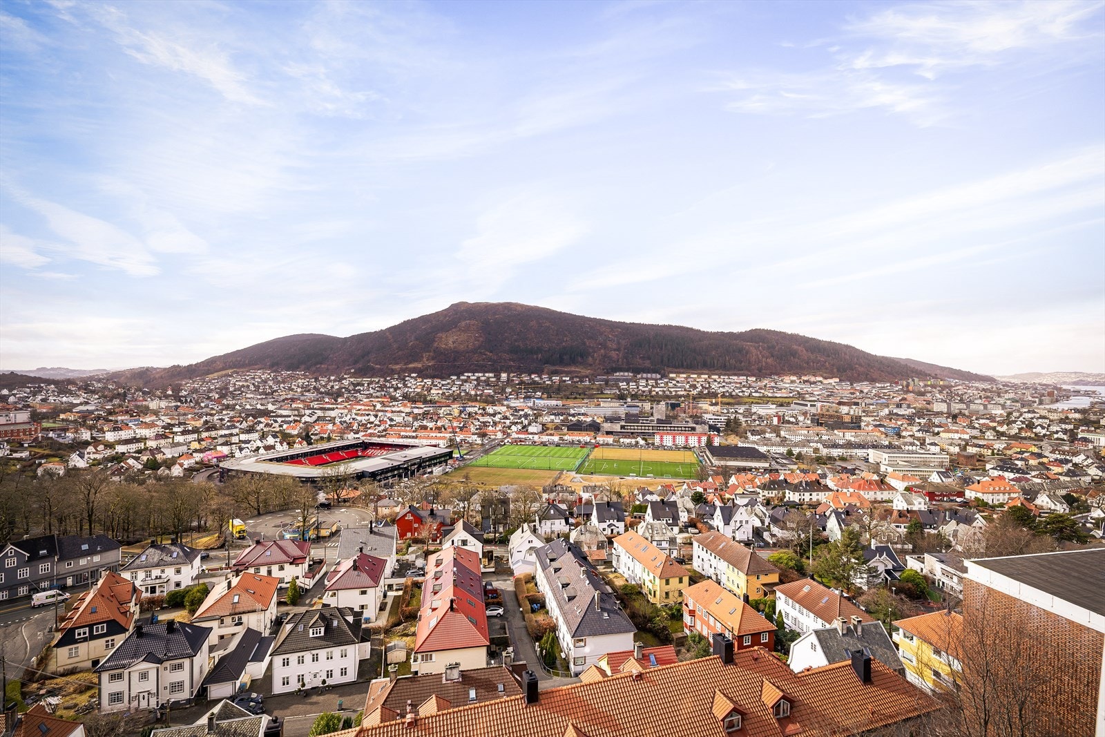 Like i nærheten finner man Haukelandshallen, Nymark Idrettsanlegg med sine flotte kunstgressbaner like i nærheten av Brann stadion. Galleribilde