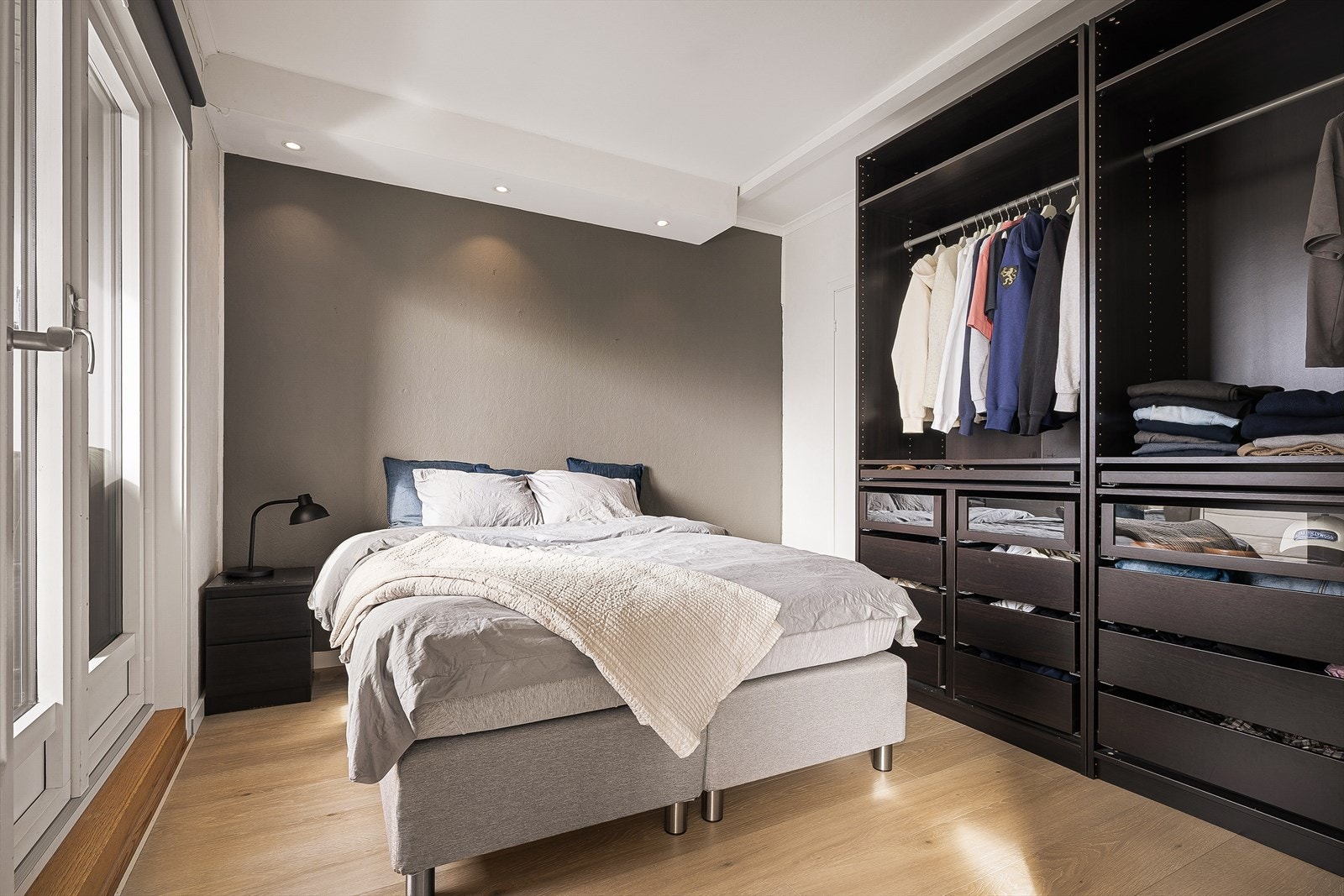 Soverom med en vegg malt i en kontrastfarge. Galleribilde