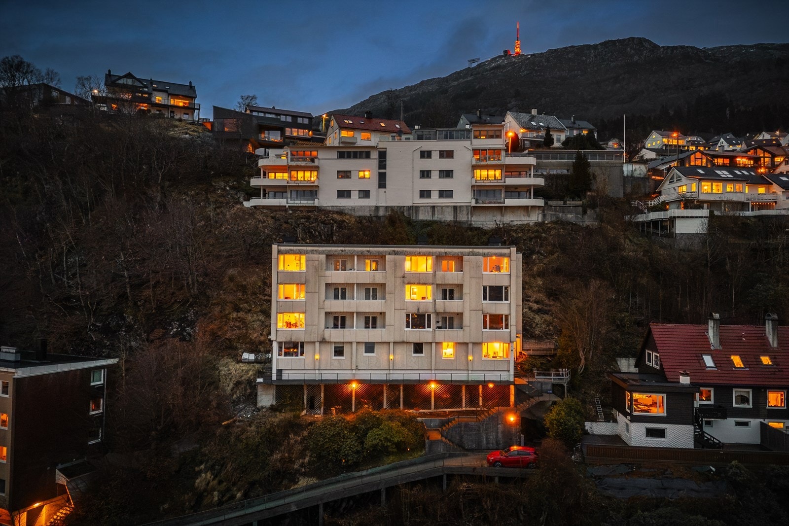 Adkomst leiligheter via trappeoppgang. Utvendige svalganger i hver etasje. Galleribilde
