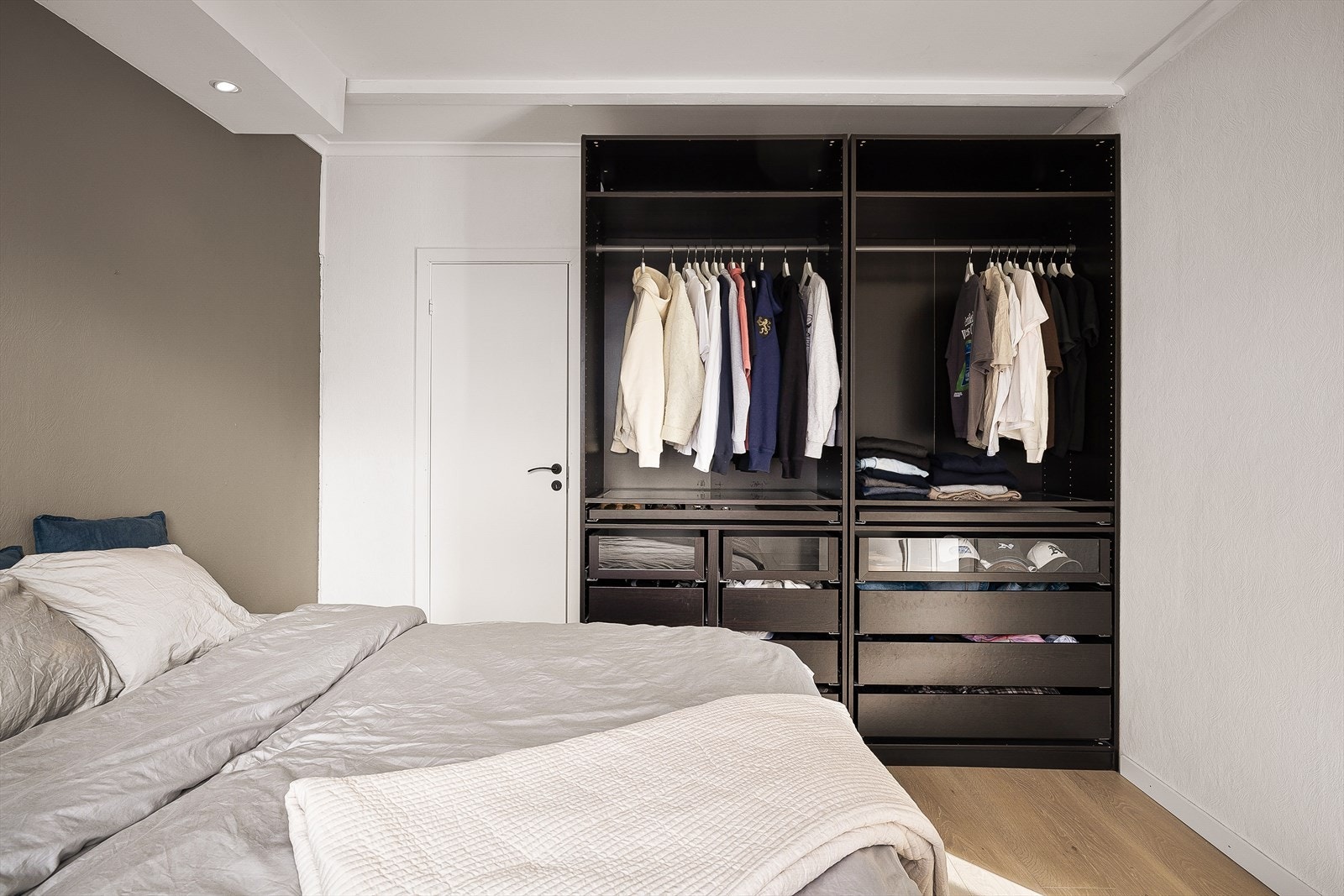 Fra soverommet er det inngang til et kott på 1,7m² med montert aquastop. Galleribilde