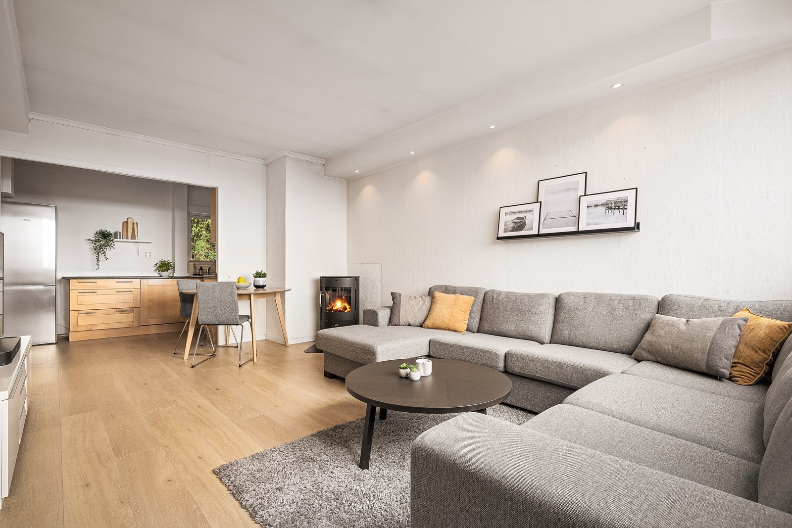 Peisovn med glassfront i stue varmer godt på kalde høst- og vinterkvelder. Galleribilde