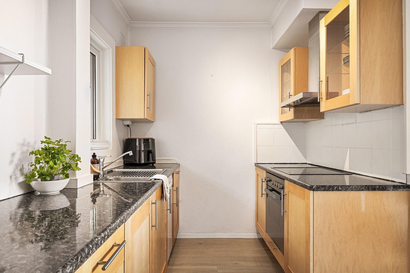 Malte keramiske fliser over benkeplaten. Galleribilde