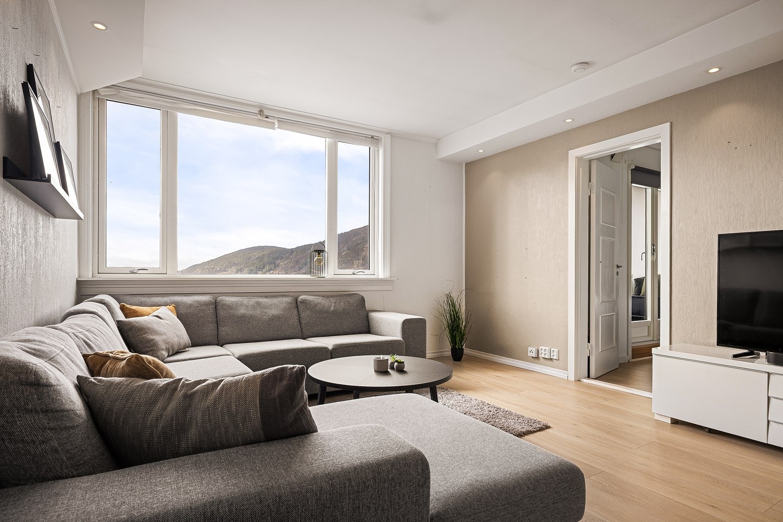 Laminat på gulv, malt strie på vegger og malt platekledning i himling. Galleribilde