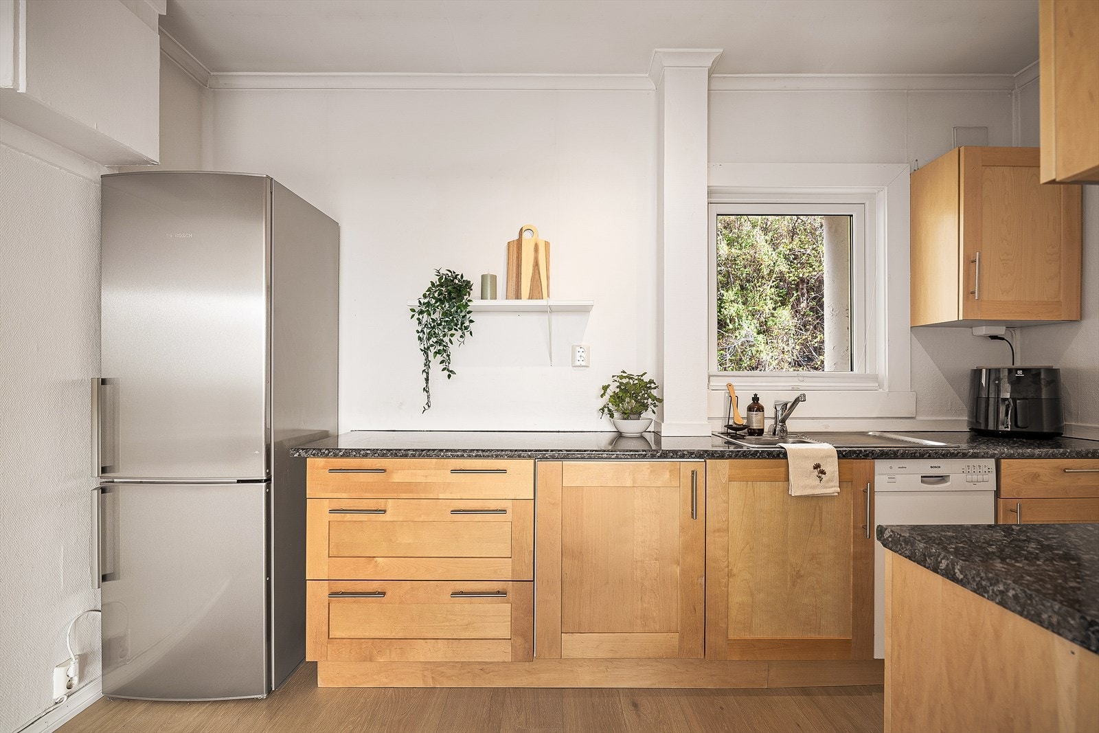 Stekeovn og platetopp er integrert. Galleribilde