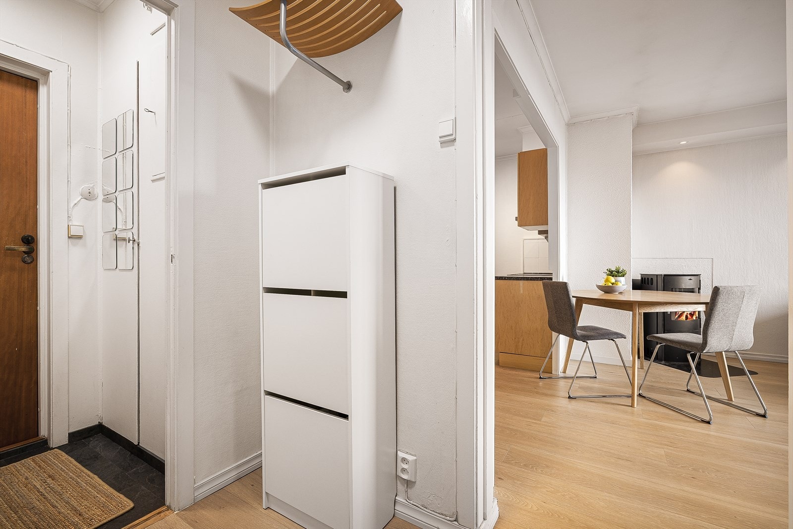 Plass til å henge fra seg yttertøy og sette fra seg sko. Galleribilde