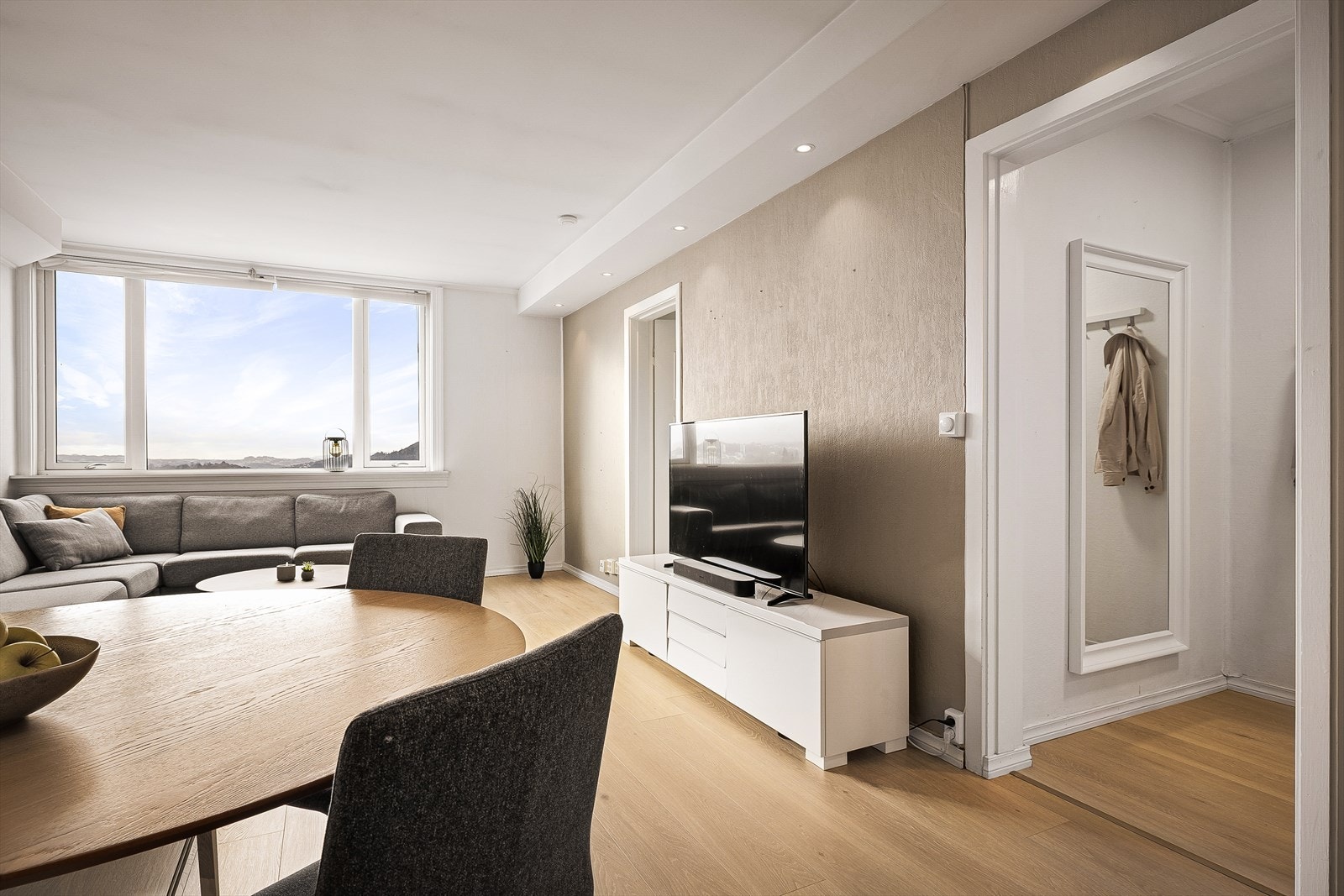 Fra entrè kommer man videre inn i stuen med åpen løsning mot kjøkken. Galleribilde