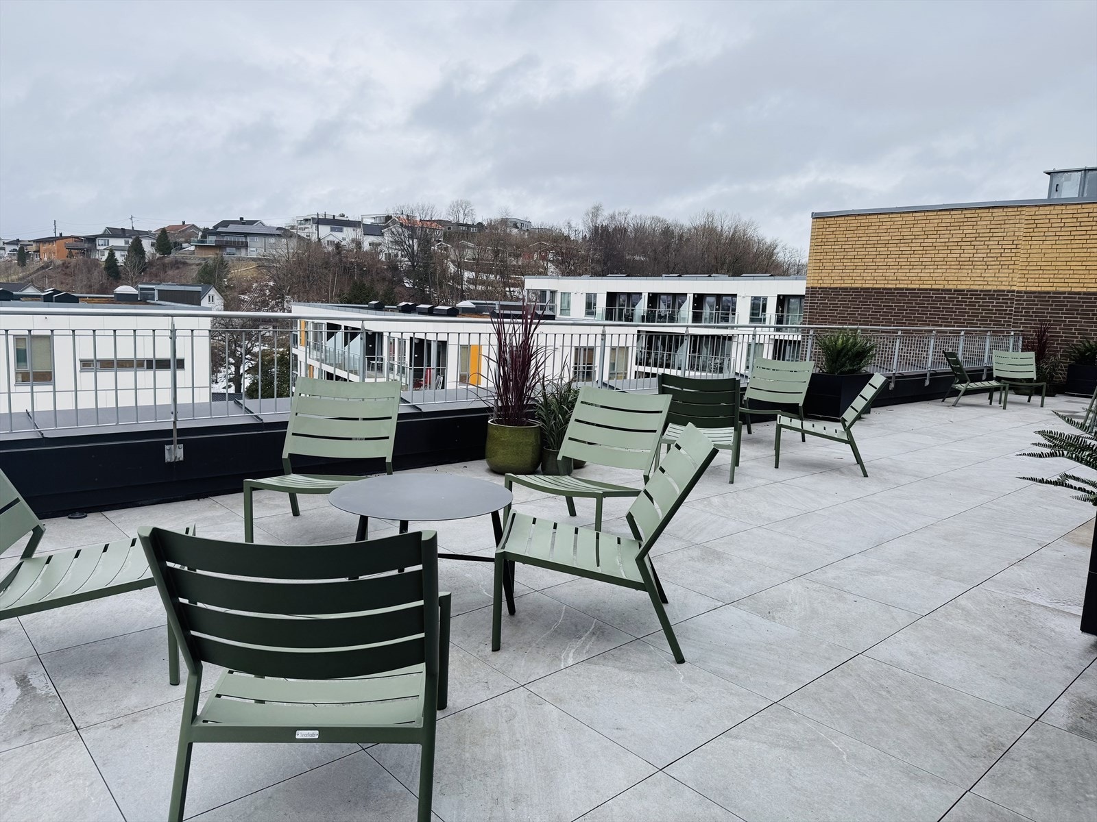 Som beboer i borettslaget får du tilgang til to solrike og innbydende takterrasser. Galleribilde