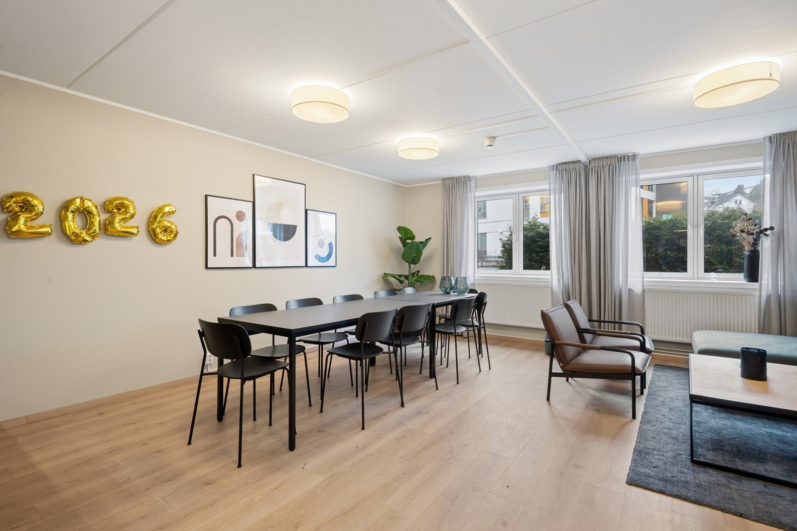 Som beboer får du tilgang til to innbydende felleslokaler, møblert med langbord og hyggelige sittegrupper. Galleribilde