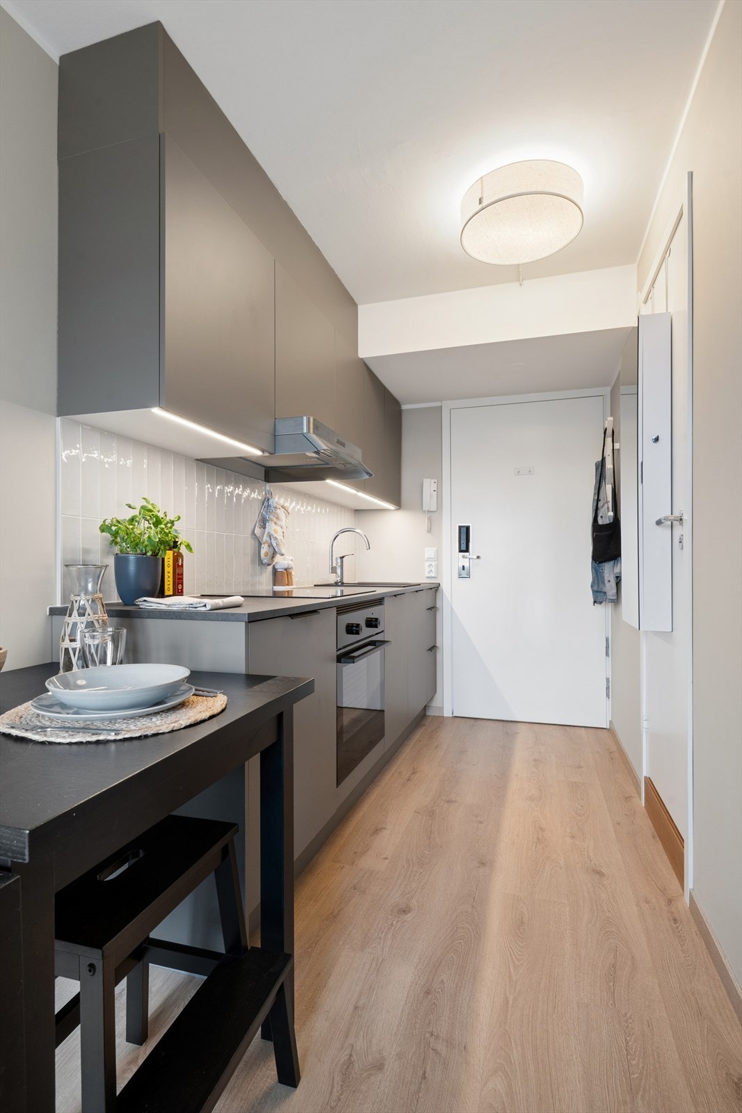 Laminatgulv og glatte, malte veggflater gir et helhetlig og ryddig inntrykk fra du kommer inn. Galleribilde