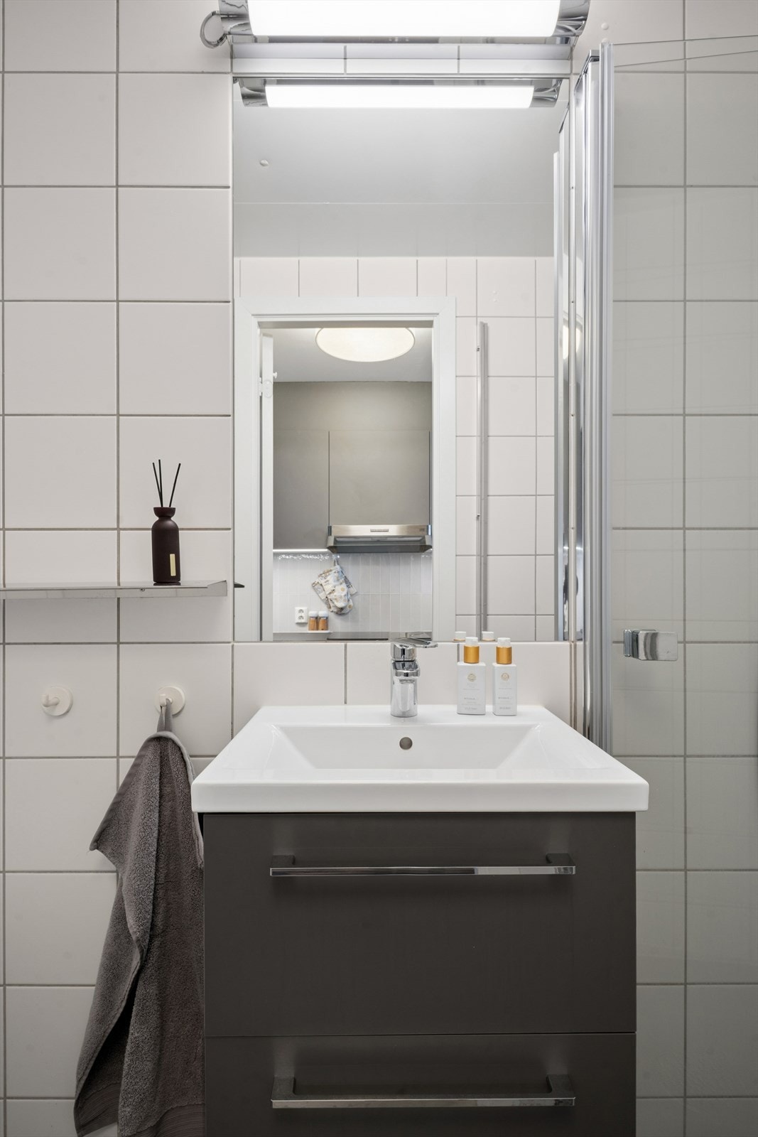 Flislagt baderom (prefabrikkert våtromskabin) fra byggeåret, utstyrt med termostatstyrte varmekabler. Galleribilde