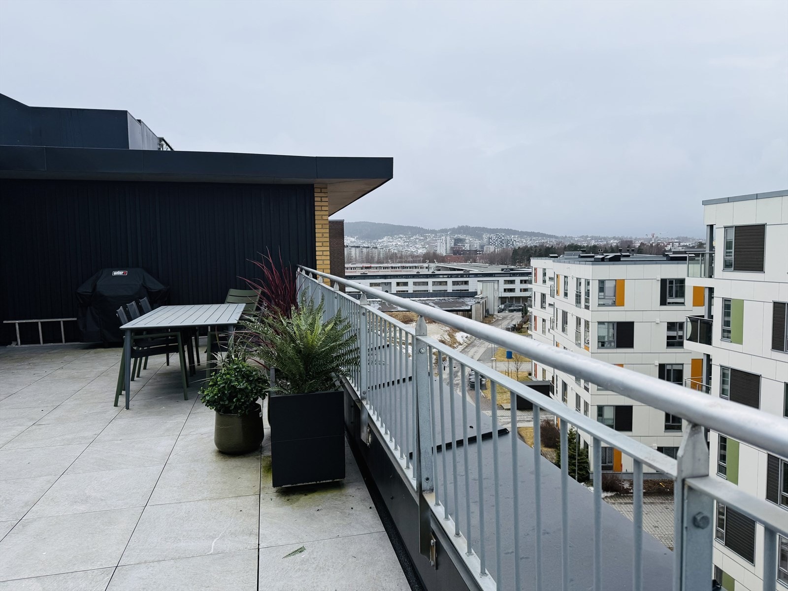 Fra takterrassene er det flott utsikt over nærområdet. Galleribilde
