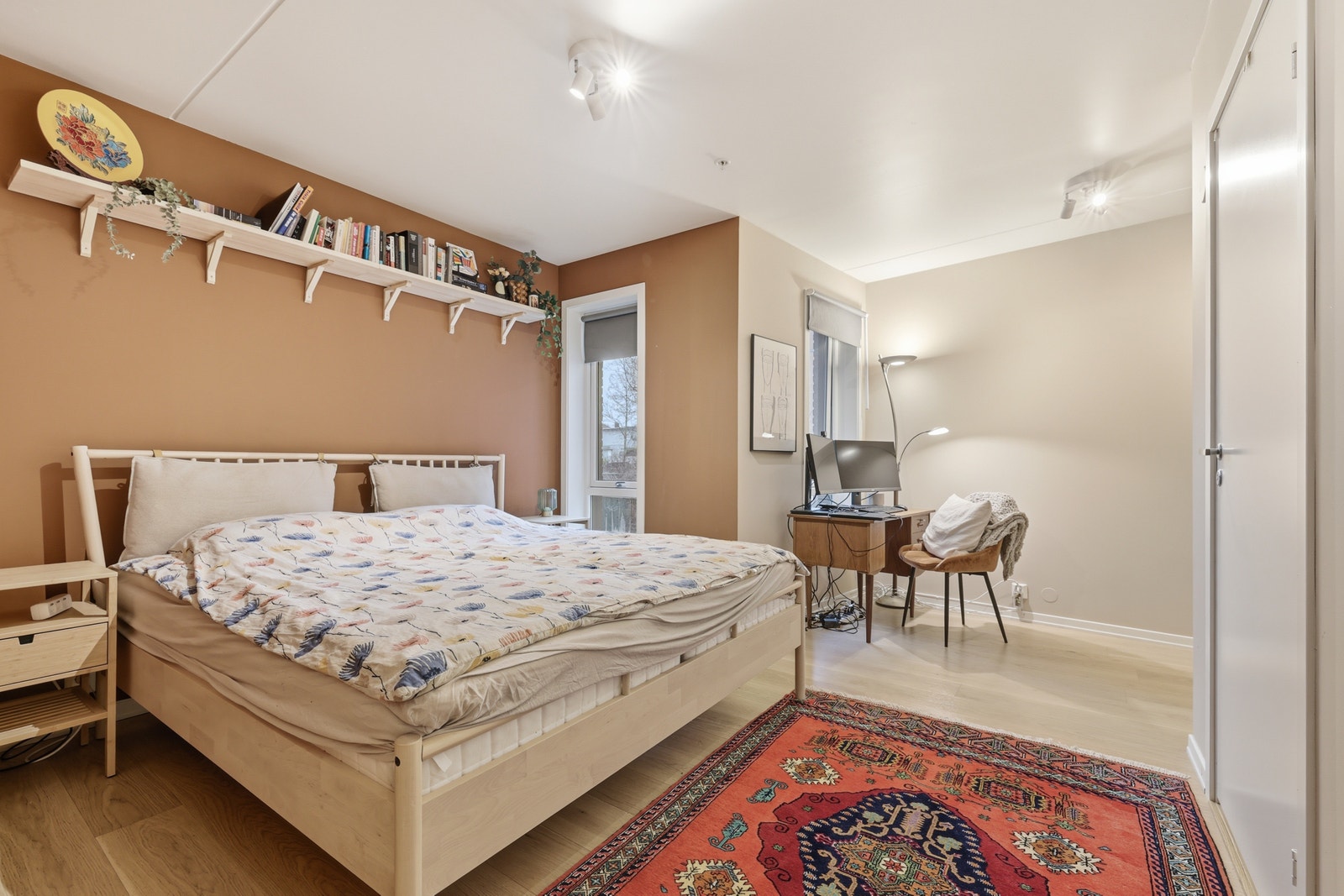 Stort og romslig soverom med god plass til blant annet dobbeltseng. Galleribilde