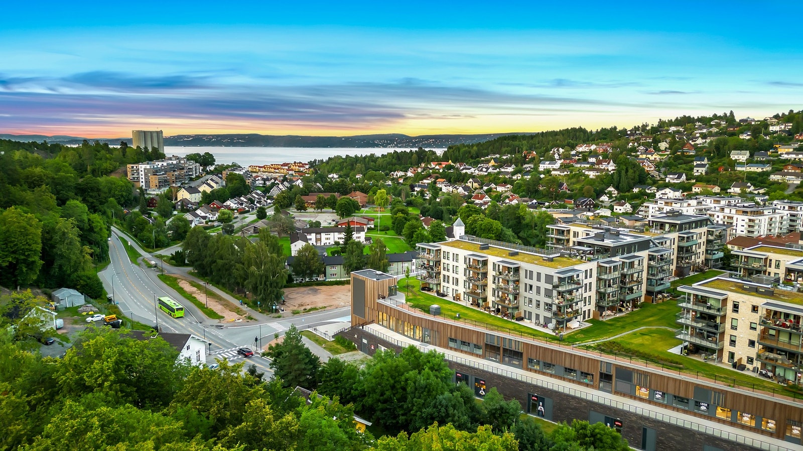 Det tar ca. 5 min å gå til Rortunet senter med matbutikk, spisested, Vinmonopolet og annet. Galleribilde