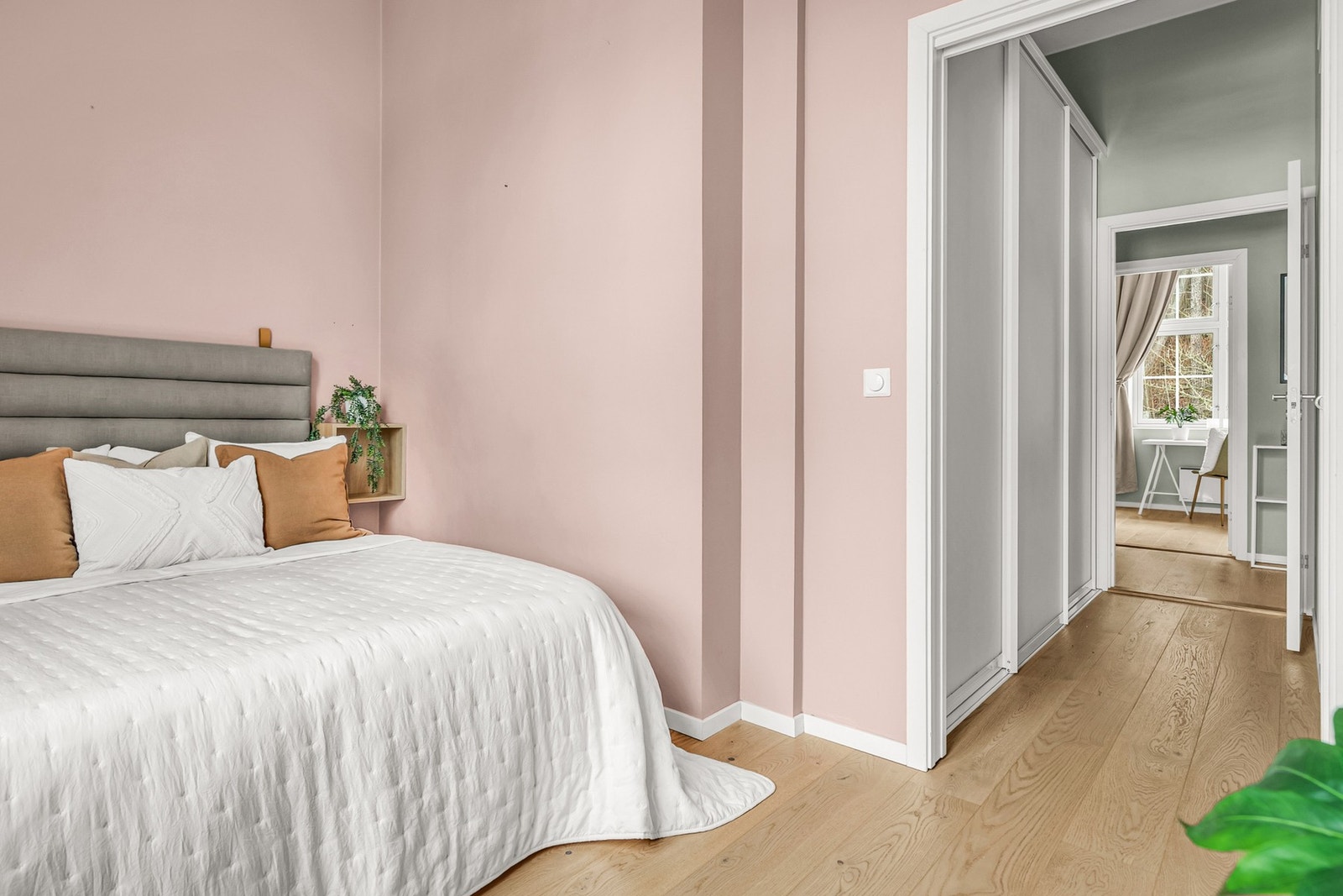 Soverommet er inndelt som en egen fløy hvor man har eget on-suite baderom og garderobe Galleribilde