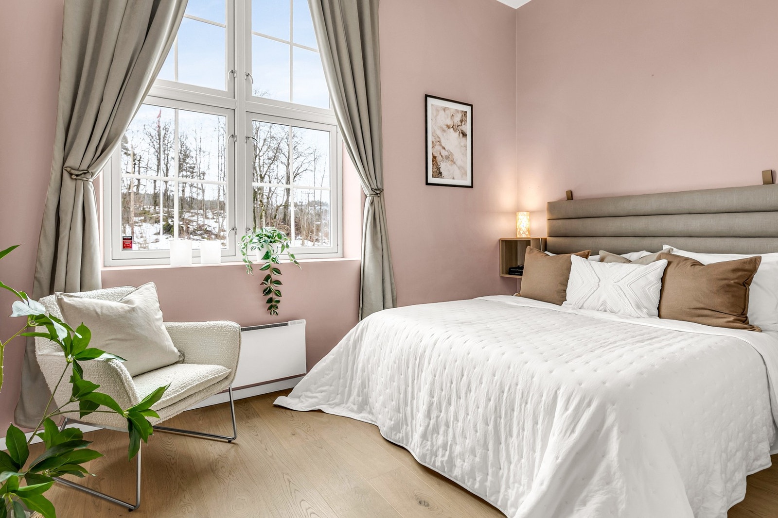Hovedsoverommet vender inn mot rolig grøntareale Galleribilde