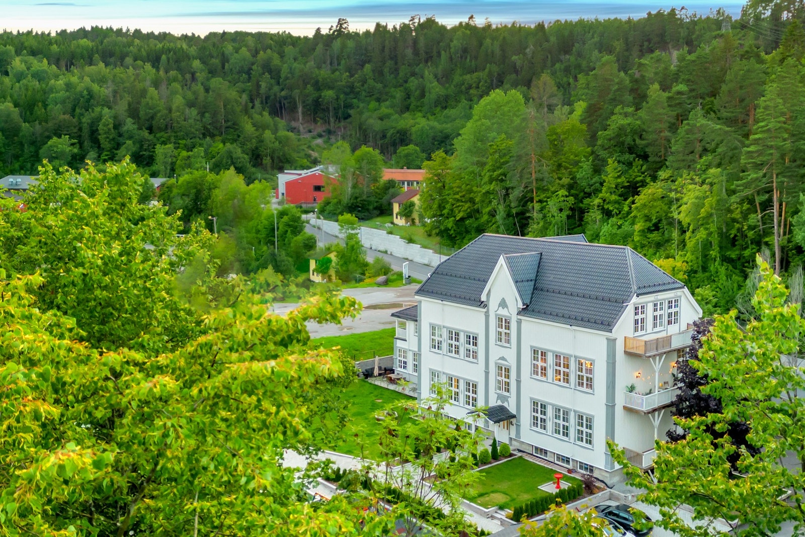 Eiendommen har en frodi og idyllisk beliggenhet Galleribilde