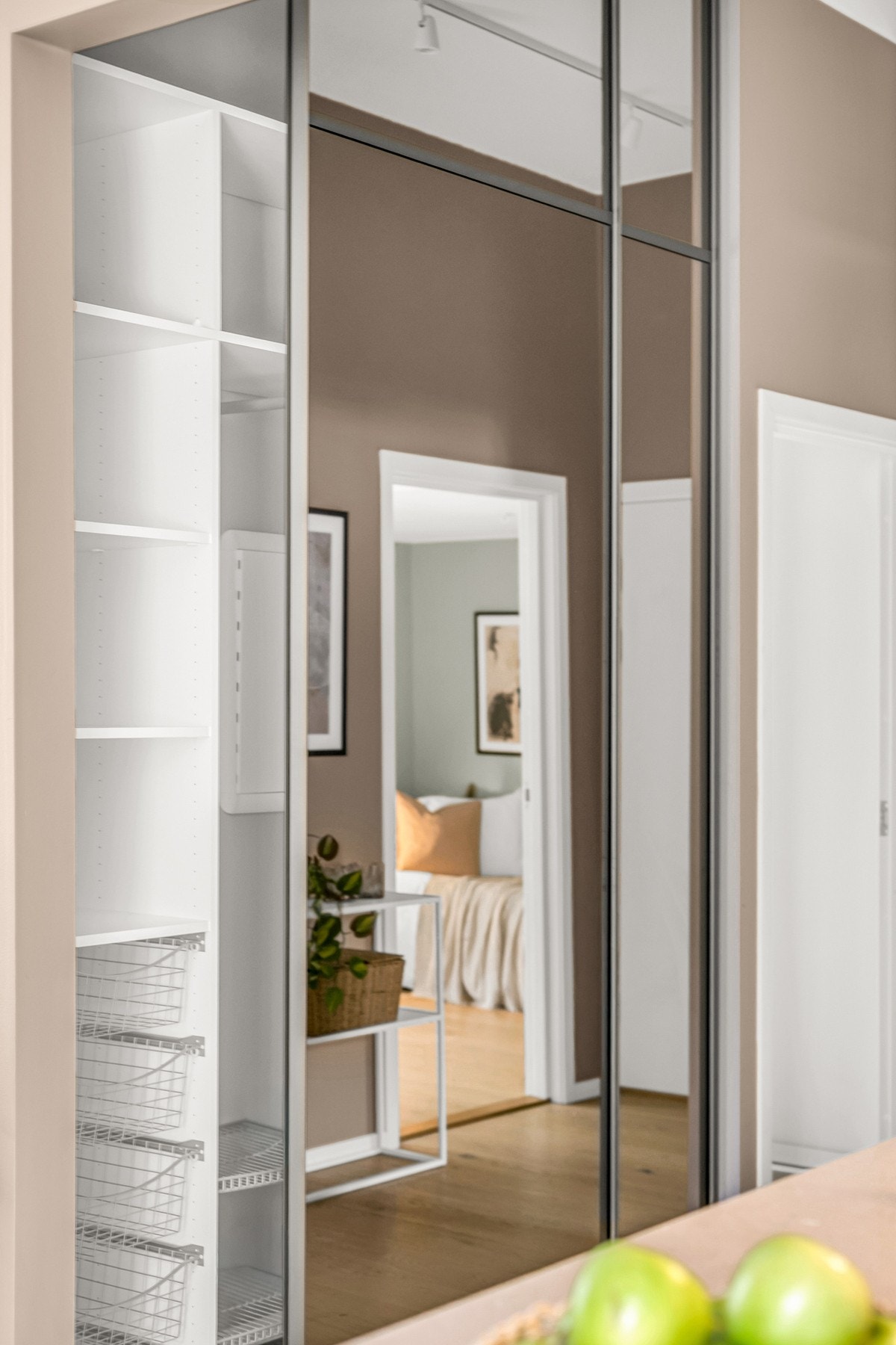 I tillegg til skyvedørsgarderobe, har entreen god plass til annet møblement. Galleribilde