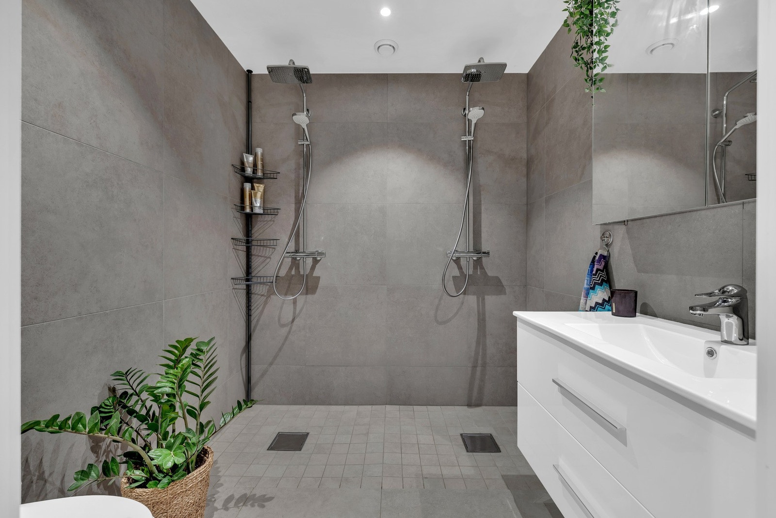 Hovedbadet har dobbeldusj med to regndusjer. Galleribilde