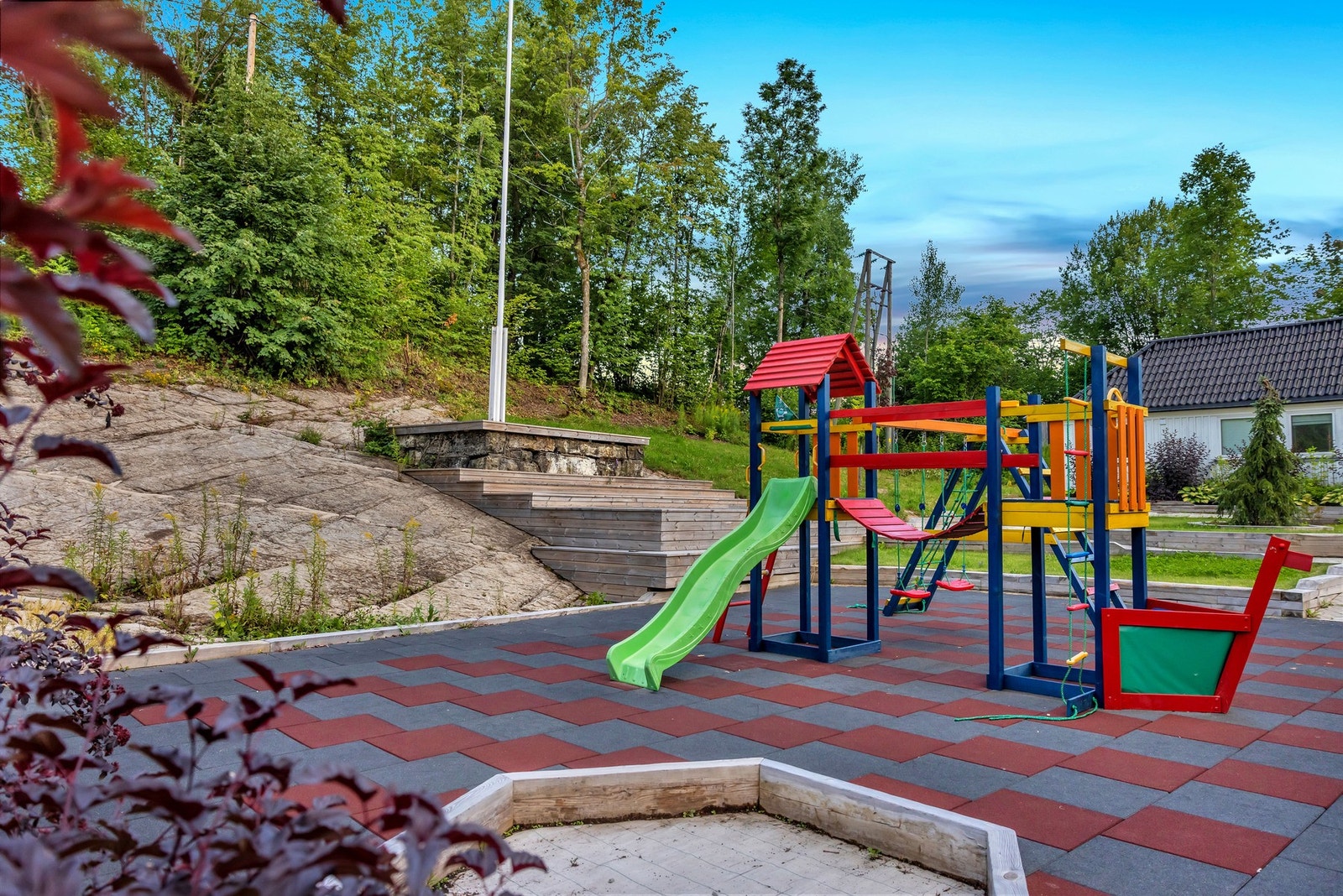 Lekeplassen legger til rette for økt trivsel blant de minste beboerne. Galleribilde