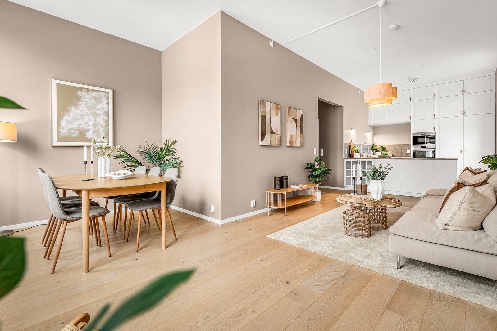 Overflatene er stilrene med enstavs parkettgulv og beige vegger med listefri overgang til himling. Galleribilde
