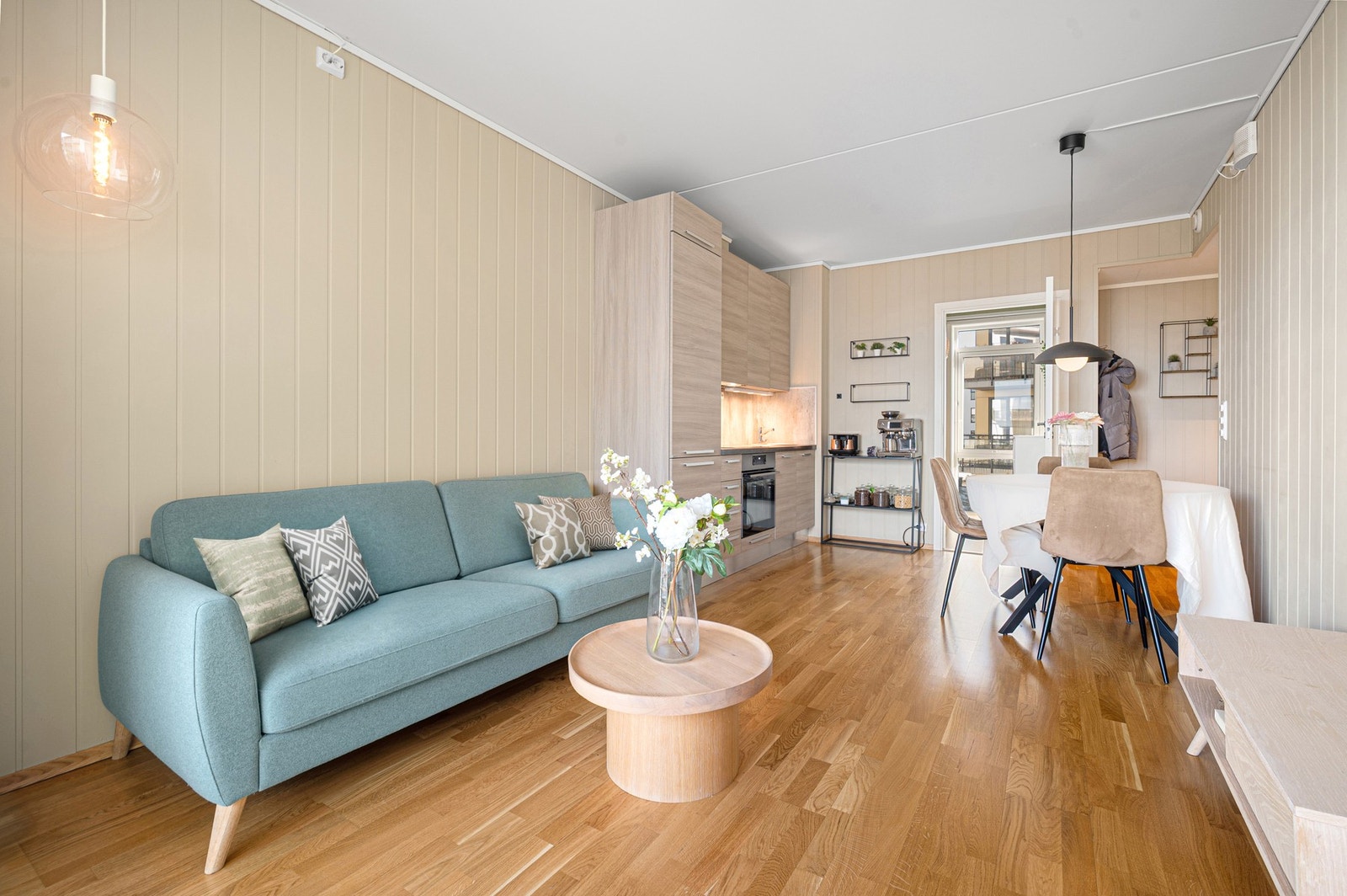 Åpen løsning med god møbleringsfrihet og naturlig lysinnslipp. Galleribilde