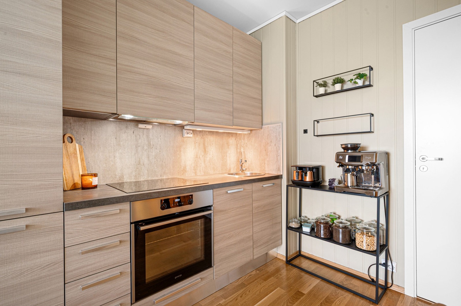 Moderne kjøkken fra byggeår med integrerte hvitevarer og TG1. Galleribilde