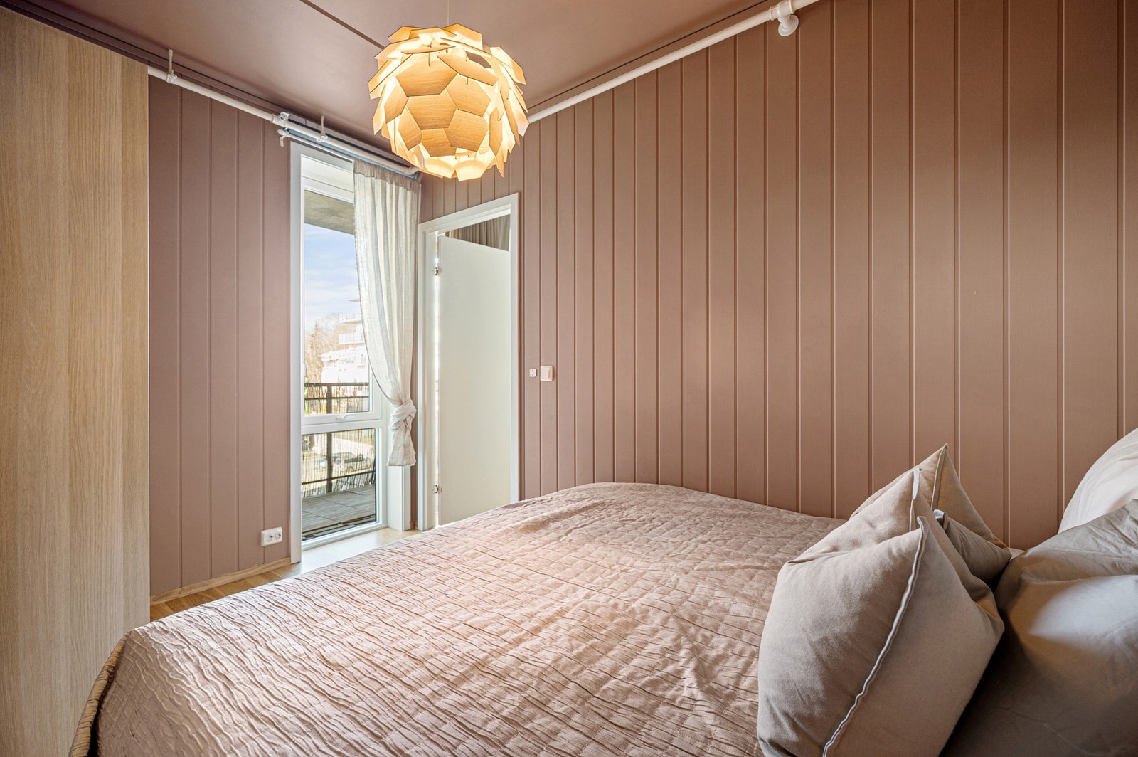 Her er det god plass til dobbeltseng og garderobeskap. Galleribilde