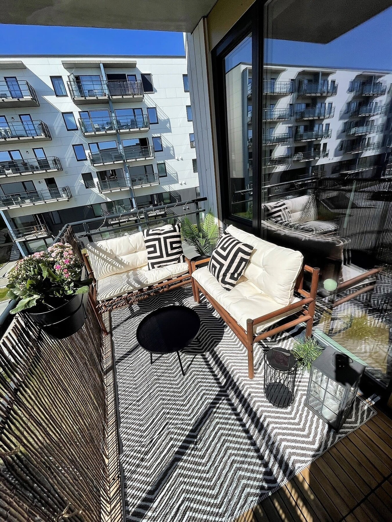 Vestvendt balkong med gode solforhold. Galleribilde