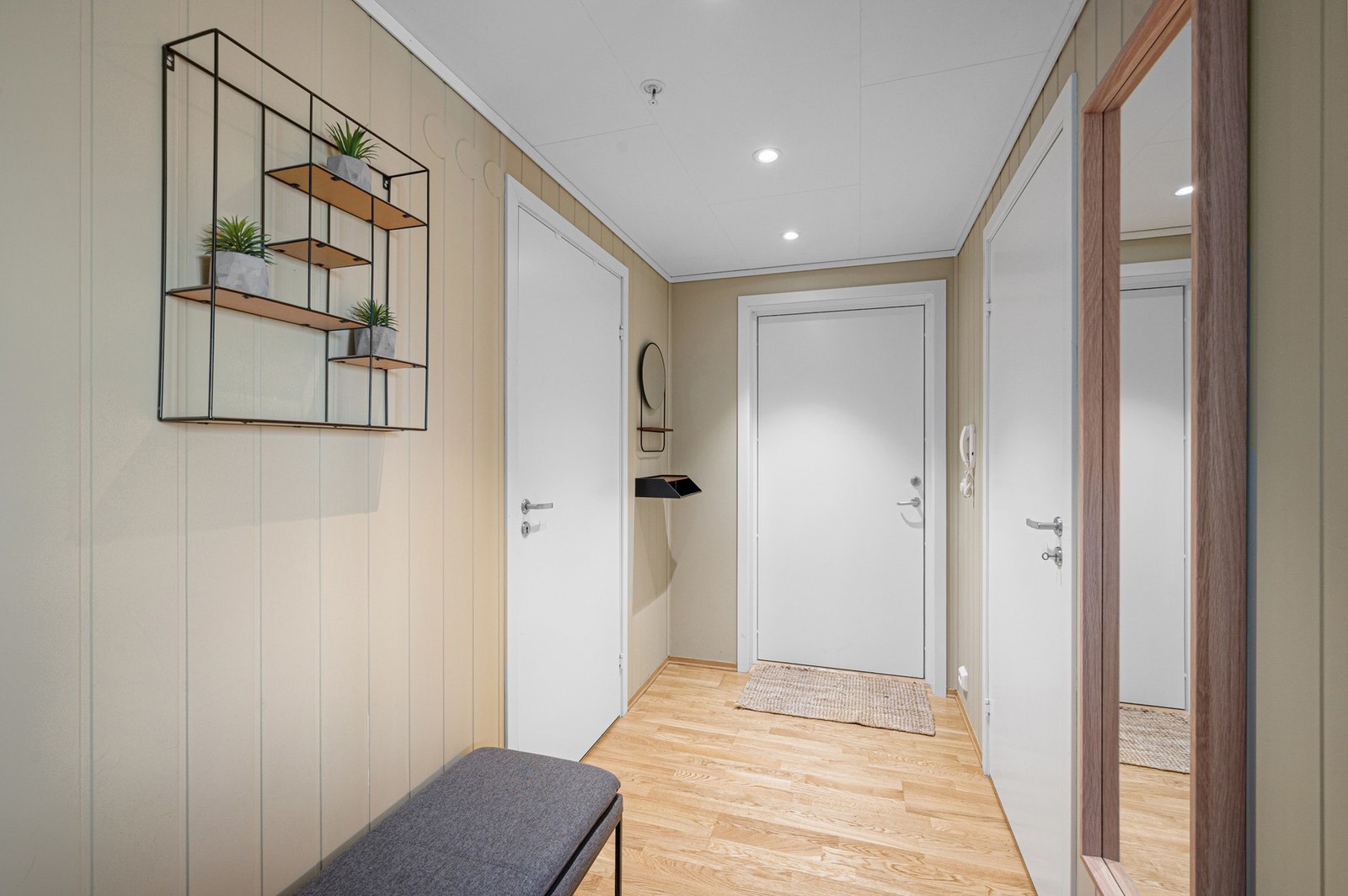 Innbydende entré med god plass til garderobe. Galleribilde