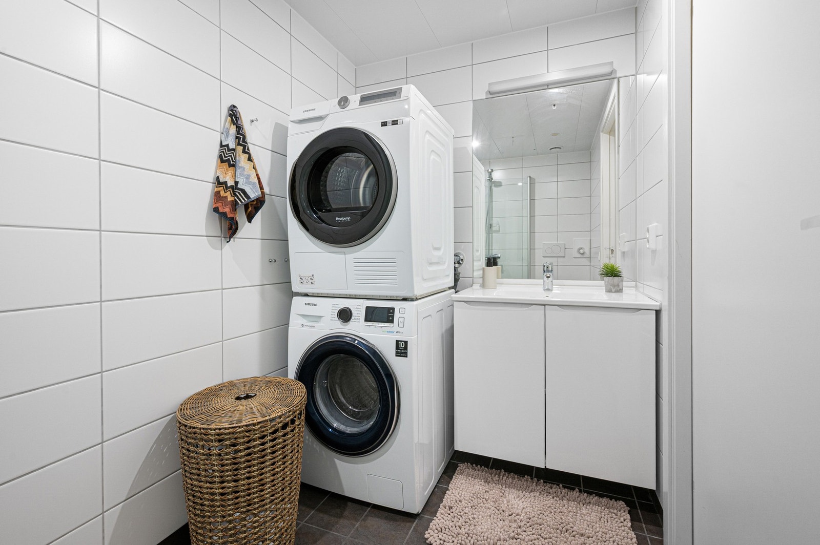 Flislagt og romslig bad. Galleribilde