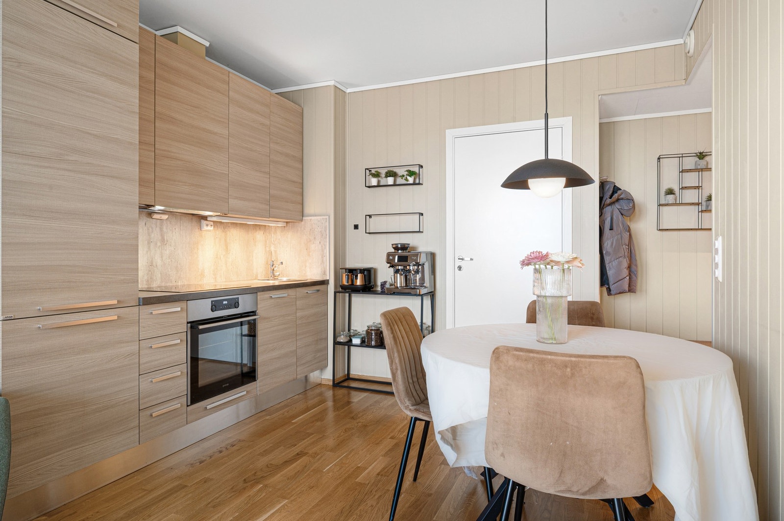 Pent kjøkken med integrerte hvitevarer. Galleribilde