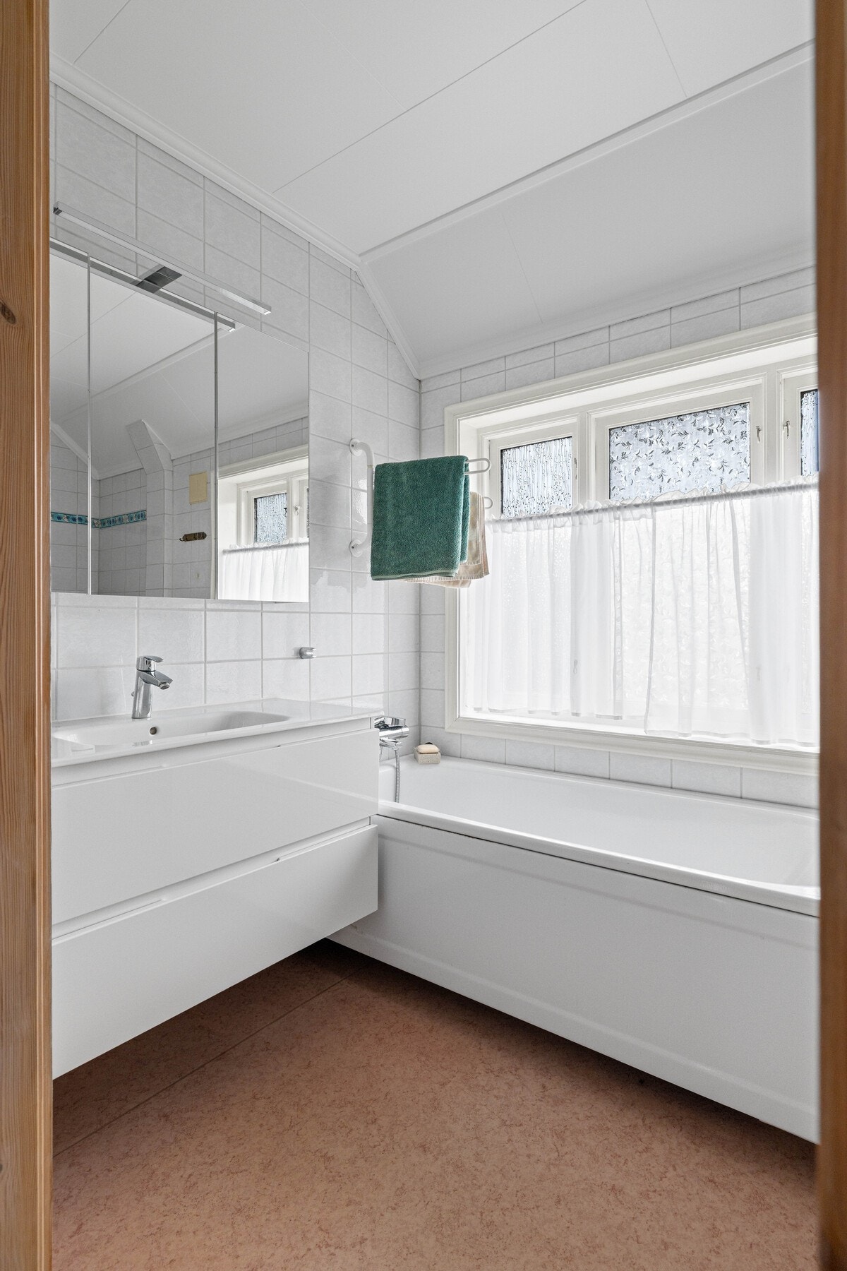 Dusj, toalett på gulv, badekar, sluk i dusj, naturlig ventilasjon og servantskap, Galleribilde