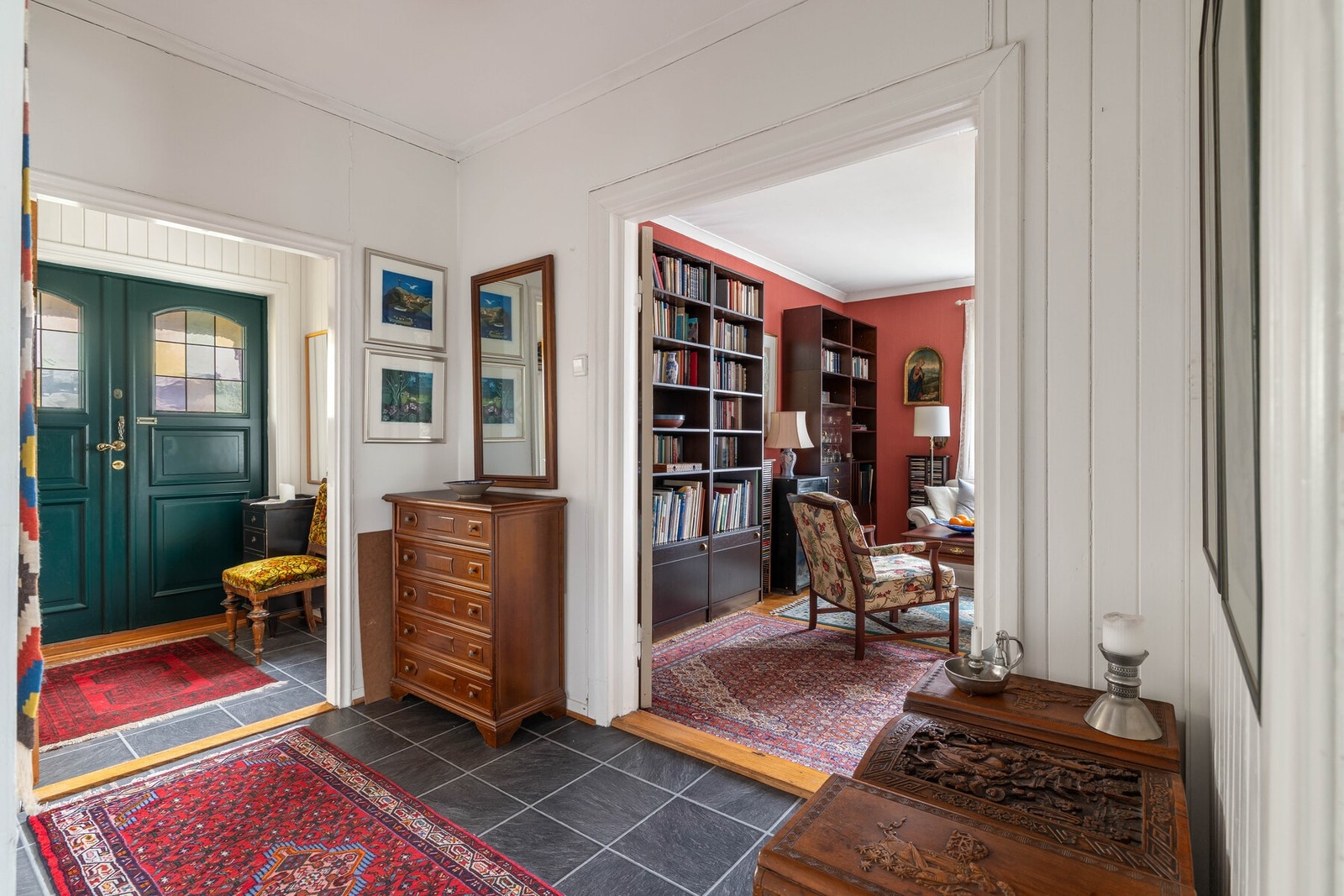 Velkommen til Knausveien 13, en romslig og sjarmerende enebolig perfekt for familier. Galleribilde