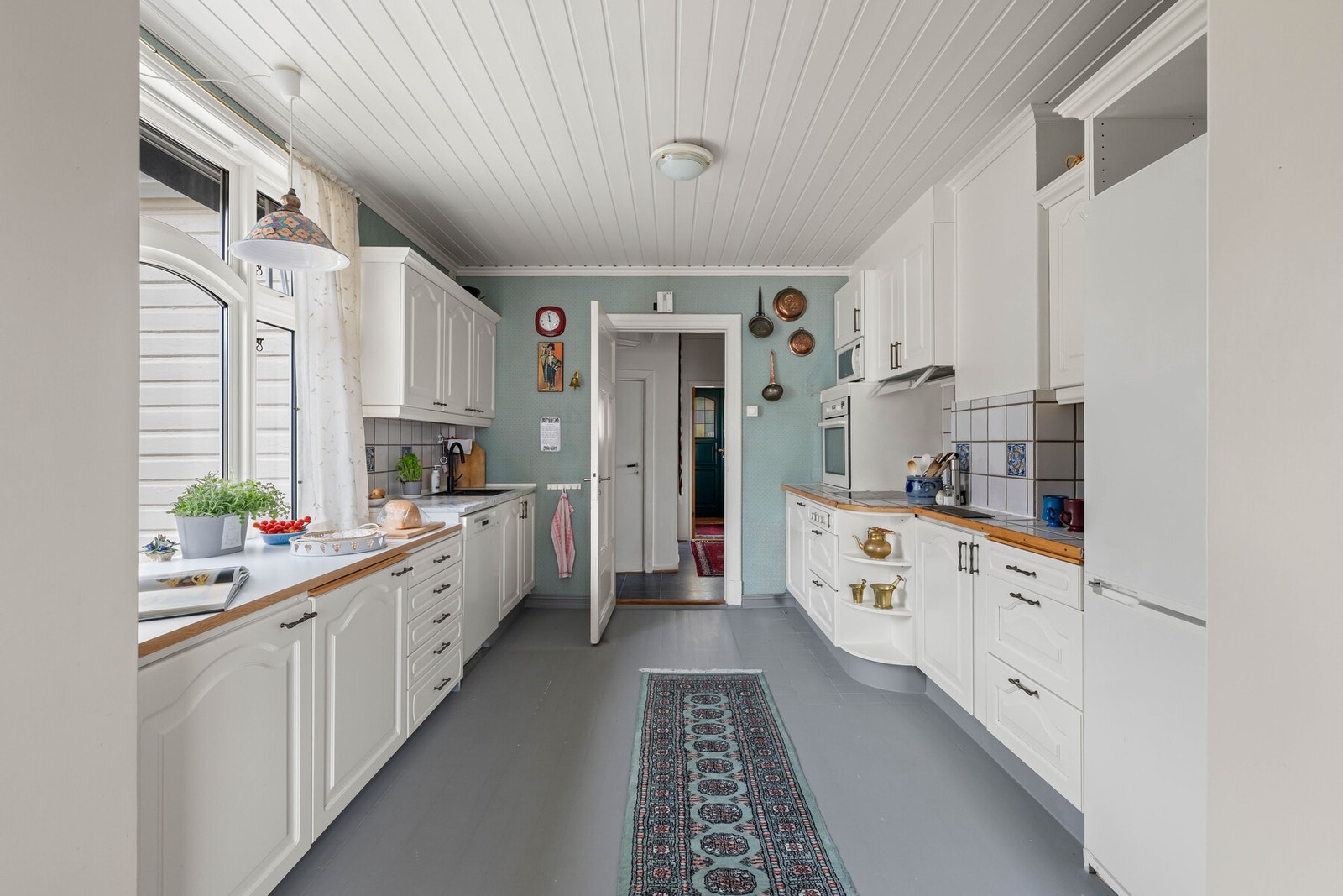 Benkeplaten er av laminat og fliser. Det er kjøkkenventilator med kullfilter. Galleribilde