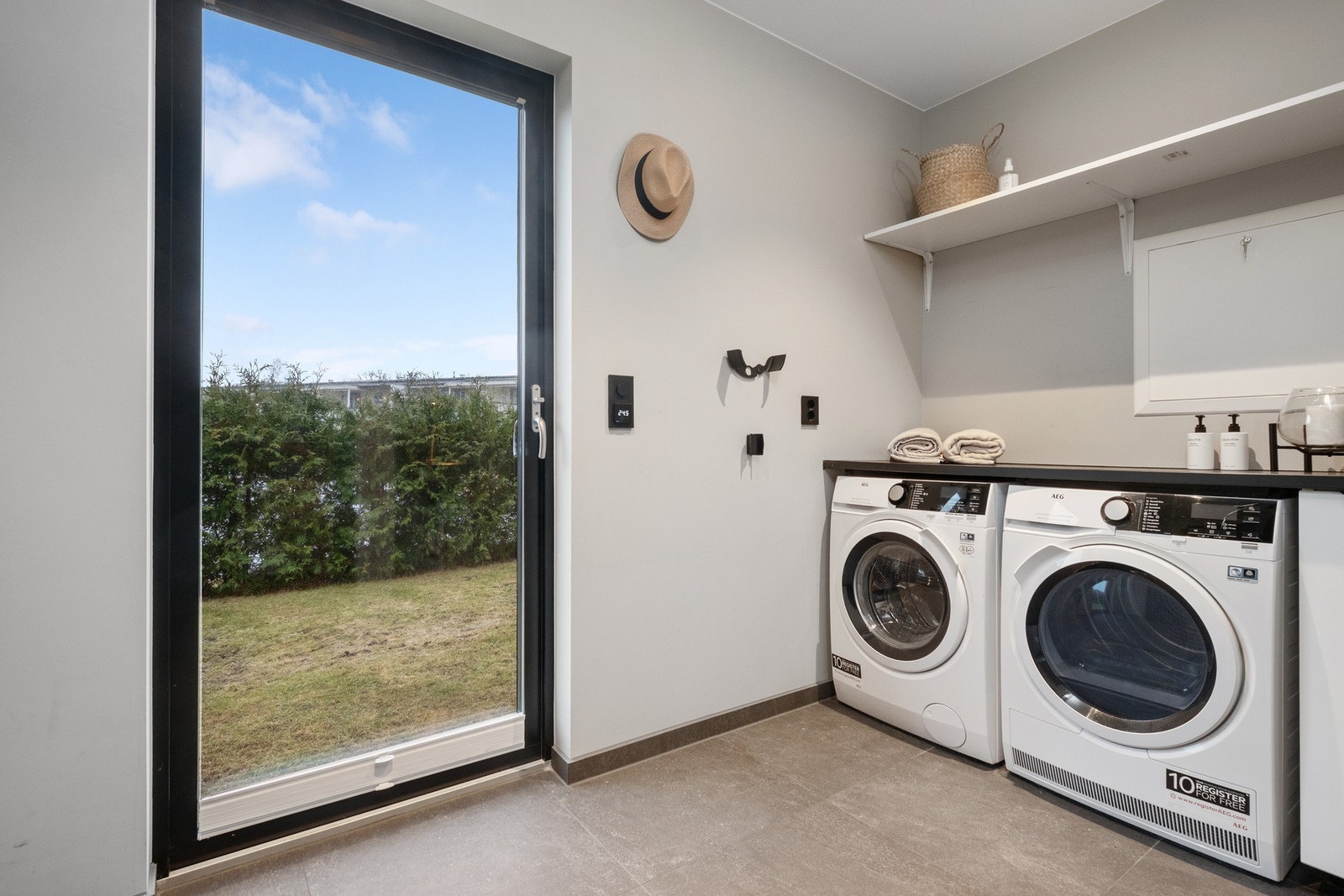 I boligen har du et praktisk vaskerom/teknisk rom. Dette rommet er innredet med stål skyllekum, skap, arbeidsbenk, ventilasjonsaggregat, varmtvannsbereder og opplegg for vaskemaskin/tørketroimmel. Galleribilde