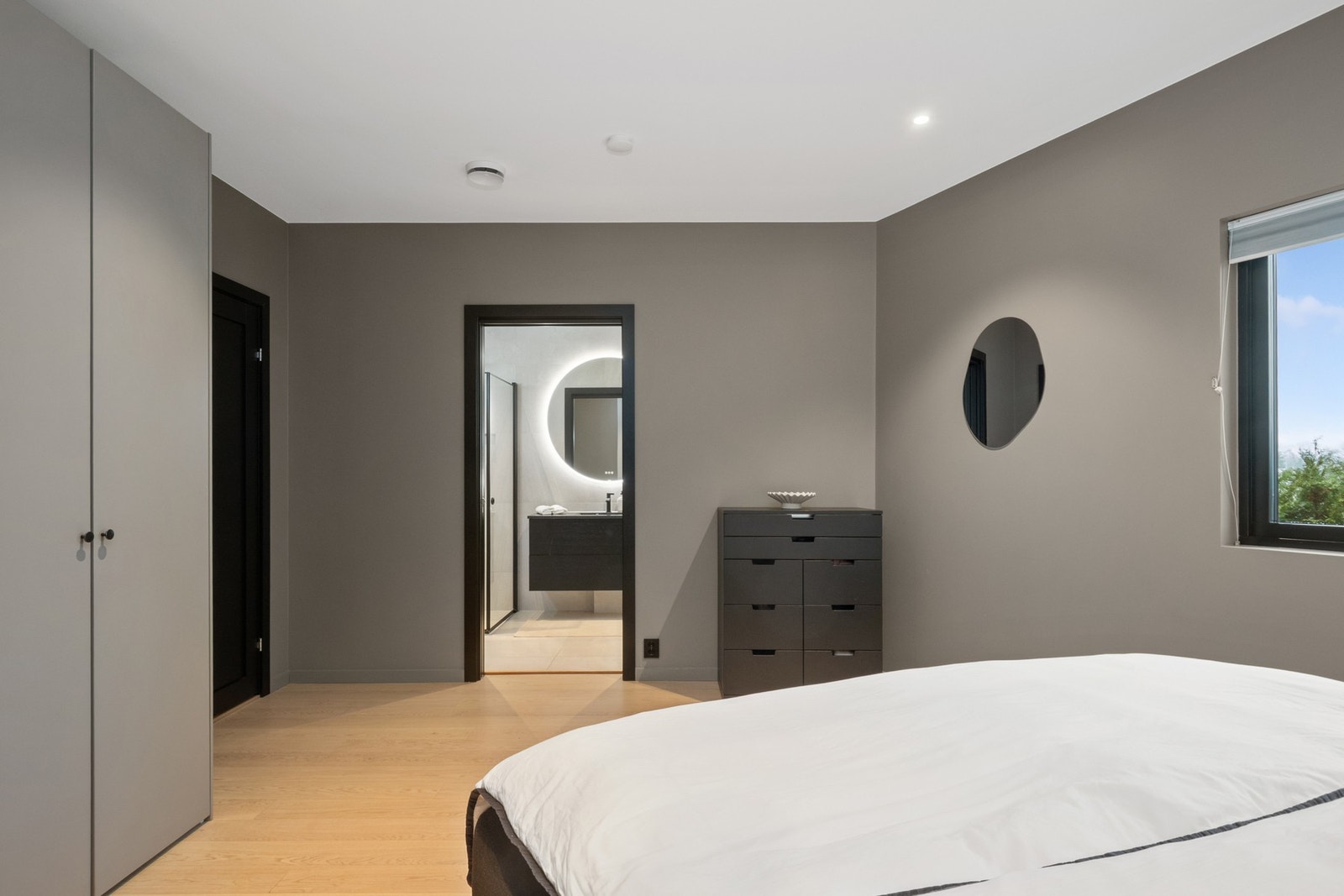 Hovedsoverom med eget privat bad. Galleribilde