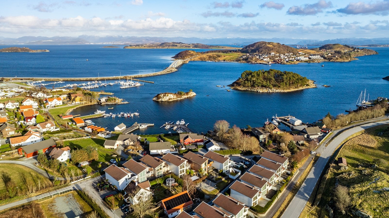 Boligen ligger flott til i idylliske omgivelser Galleribilde