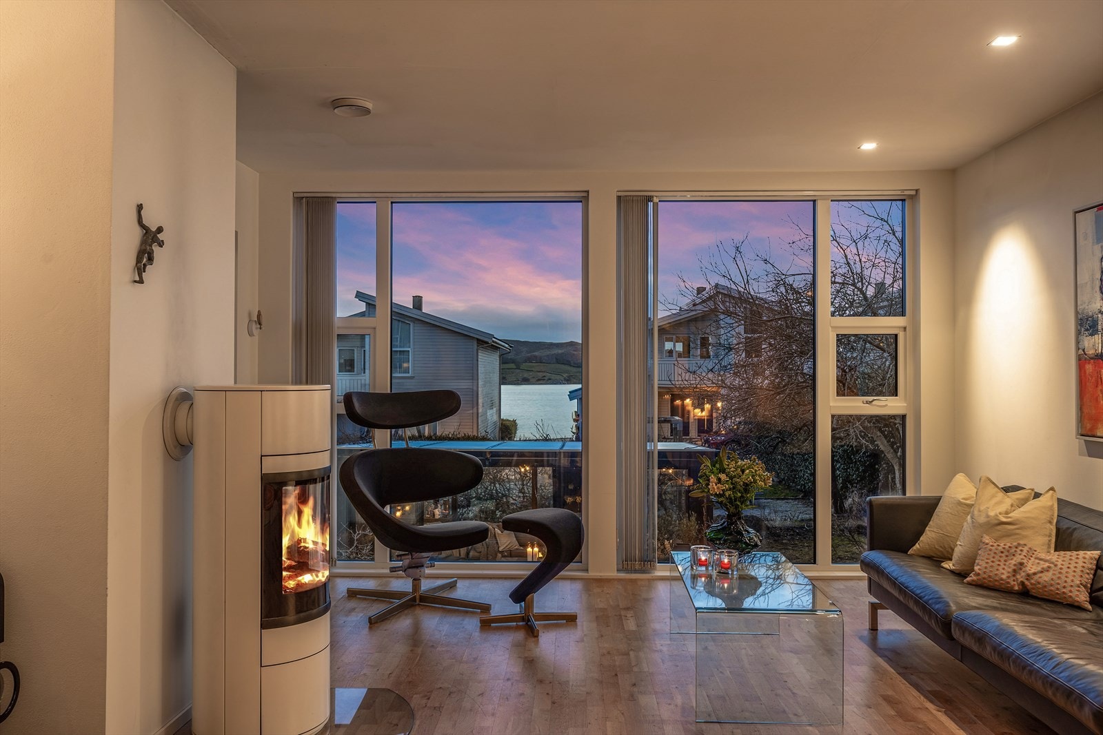 Her kan man nyte varmen fra peisen på kalde vinterkvelder! Galleribilde