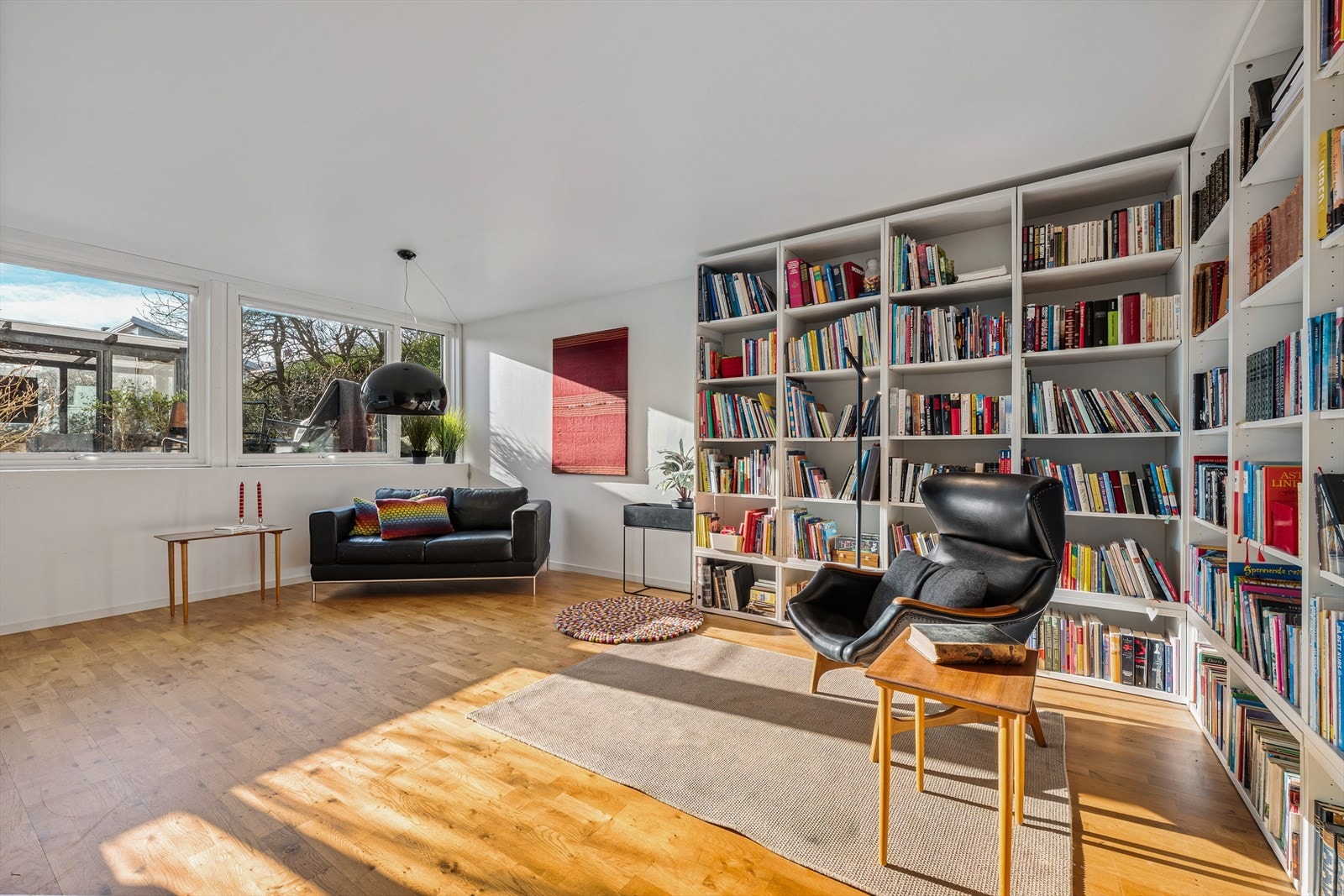 De store vinduene gir kjellerstuen en lys og trivelig atmosfære Galleribilde