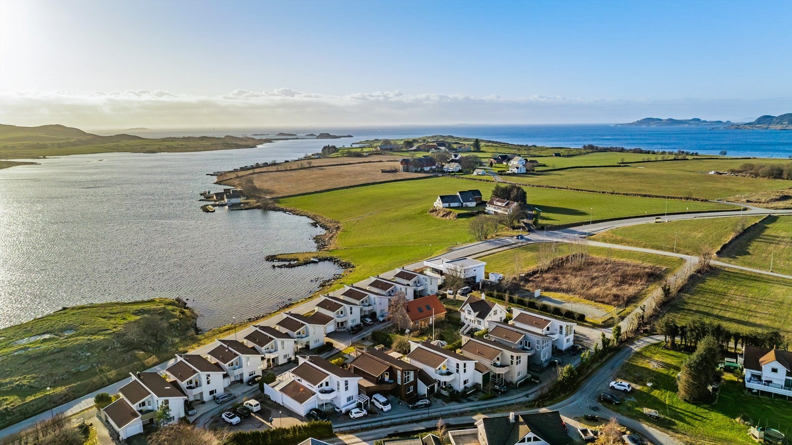 Fra boligen kan du rusle ned til sjøen for et bad eller en tur med kajakken. Galleribilde