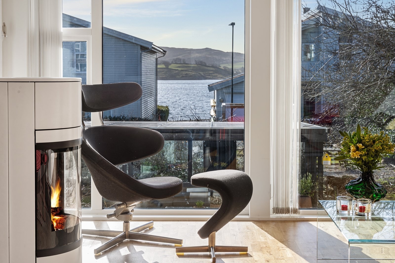 Flott utsikt ned til sjøen Galleribilde