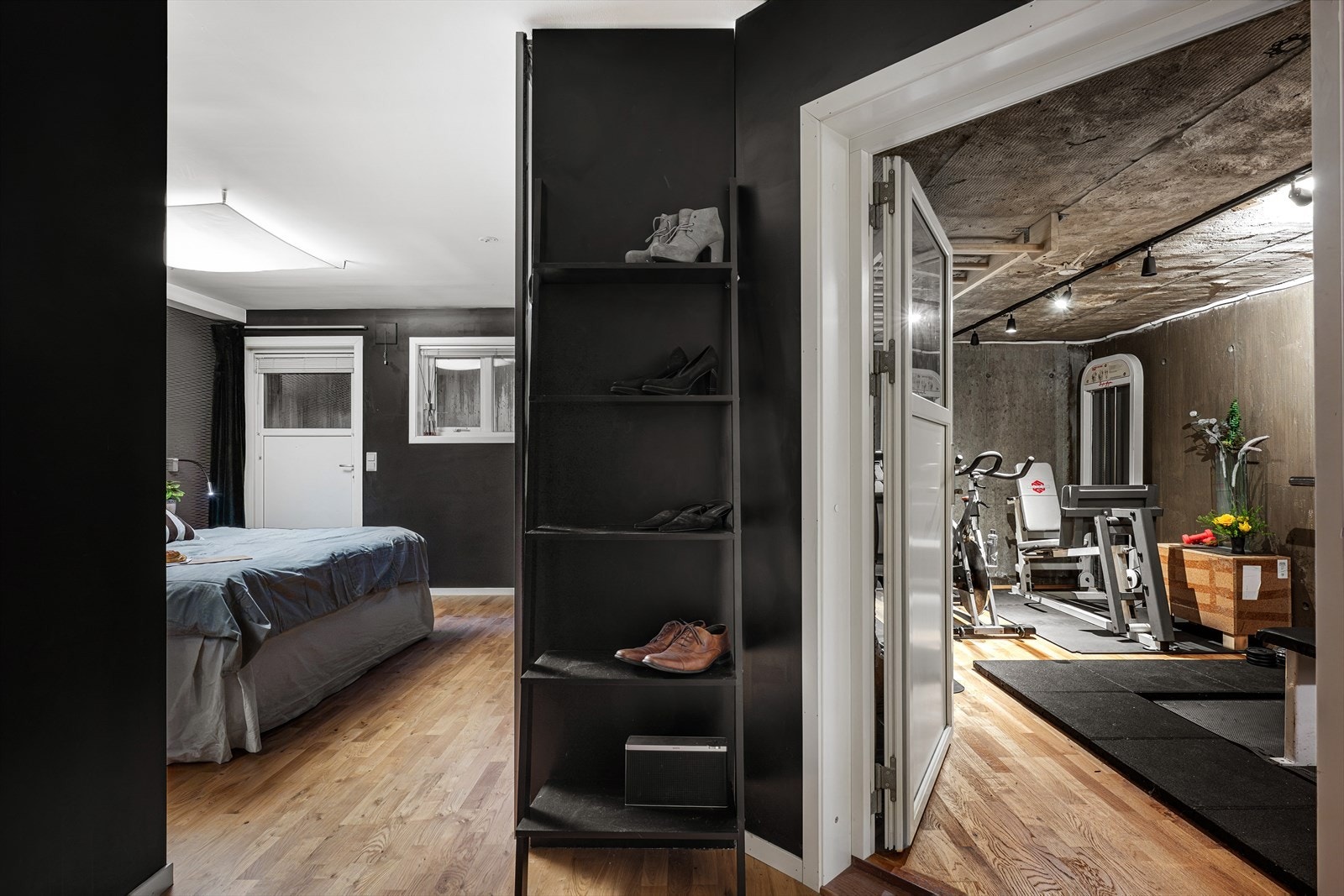 Fra soverommet har du direkte tilgang til et lagerrom som i dag er innredet som treningsrom Galleribilde