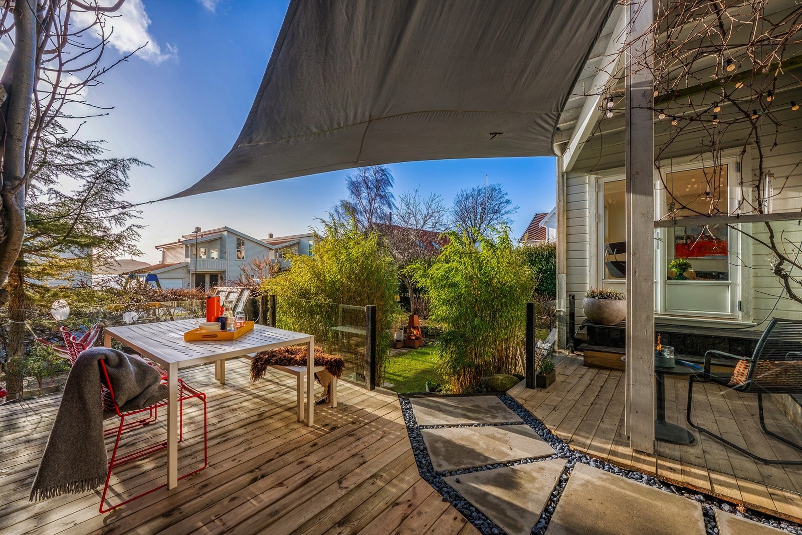 Flott opparbeidet terrasse med nedgang til hage Galleribilde