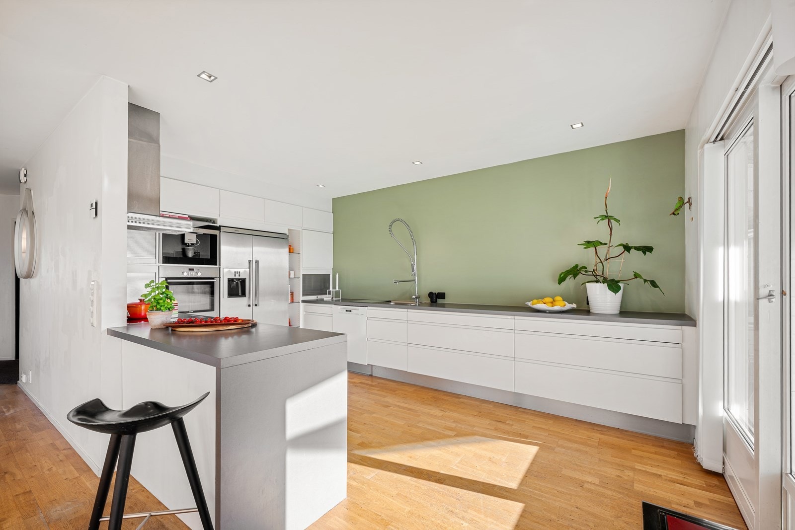 Kjøkkenet har innredning med glatte fronter, og benkeplaten er av
laminat. Galleribilde