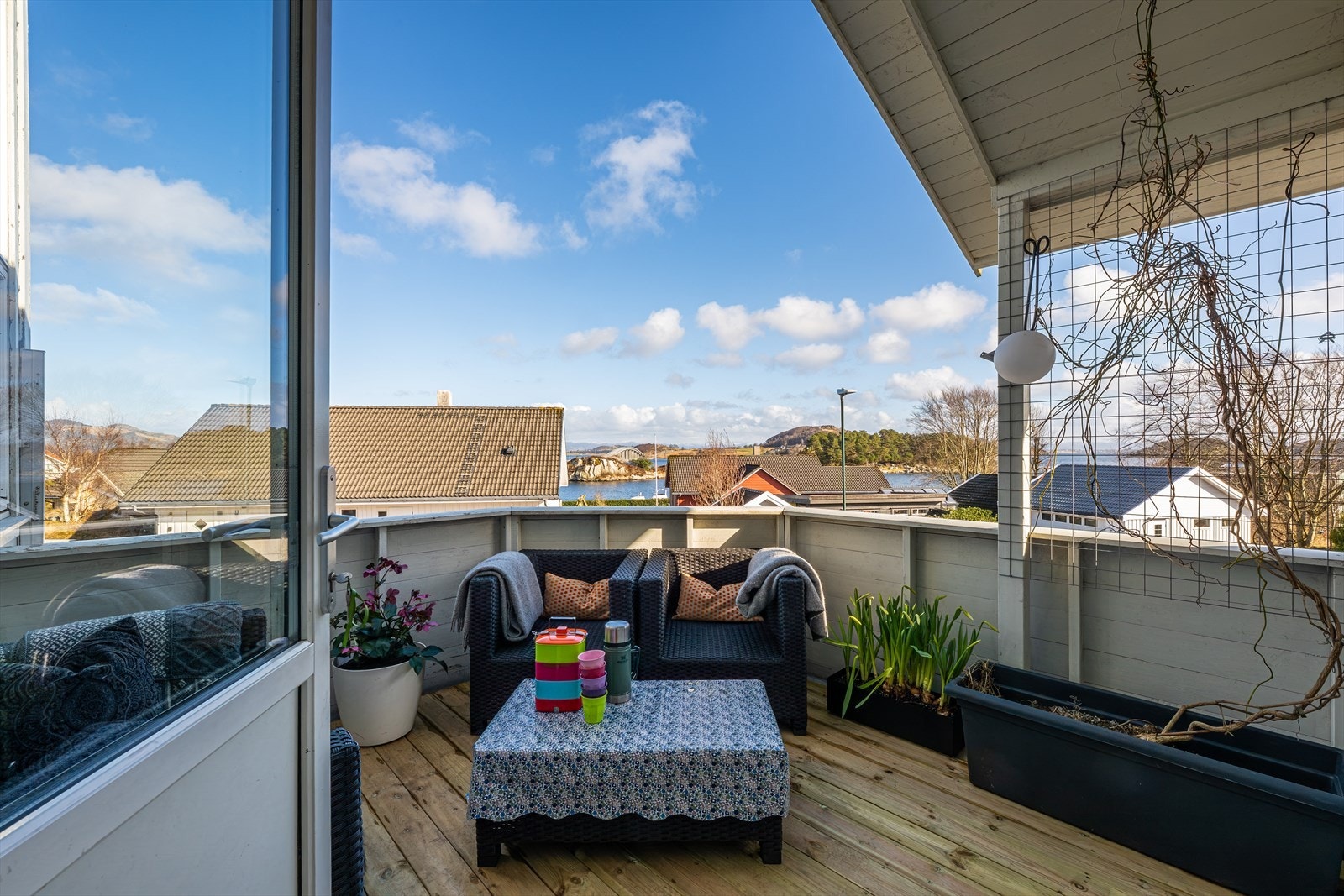 Nordøstvendt terrasse hvor du kan nyte morgenkaffen Galleribilde