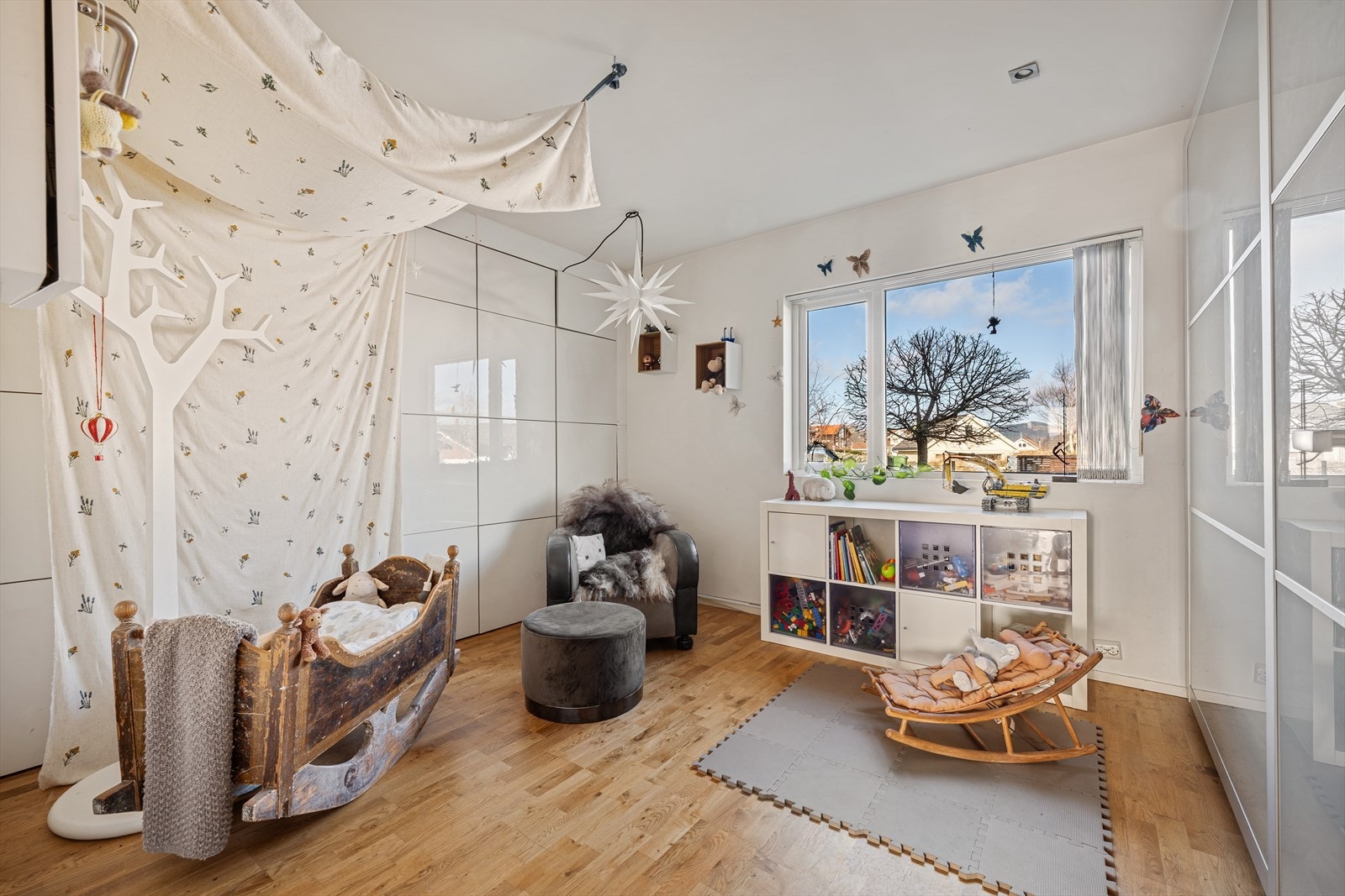 Soverommet i 1.etasje er av god størrelse med god skapplass. Galleribilde