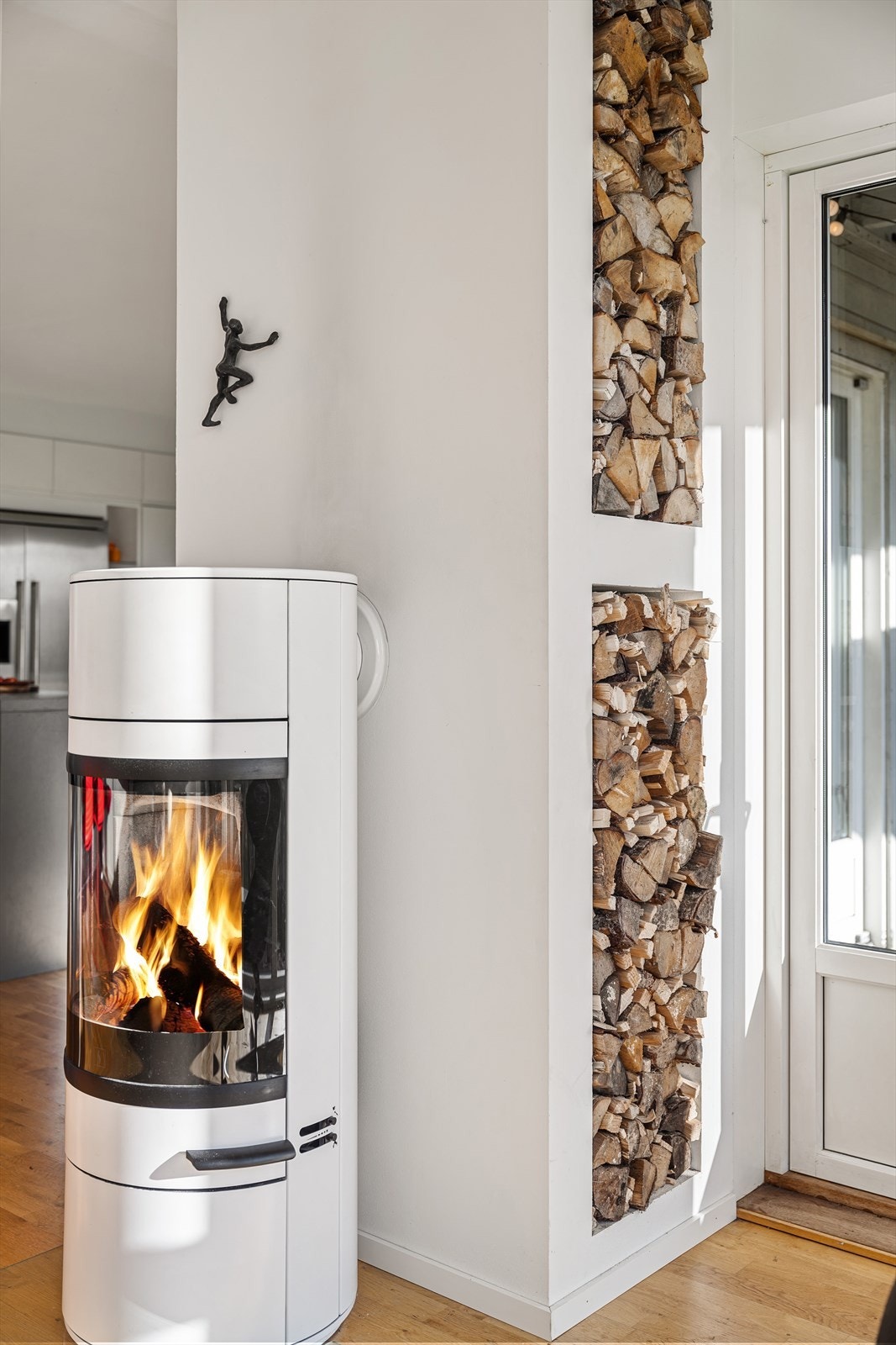 Moderne peisovn som varmer godt på kalde høst og vinterdager. Galleribilde